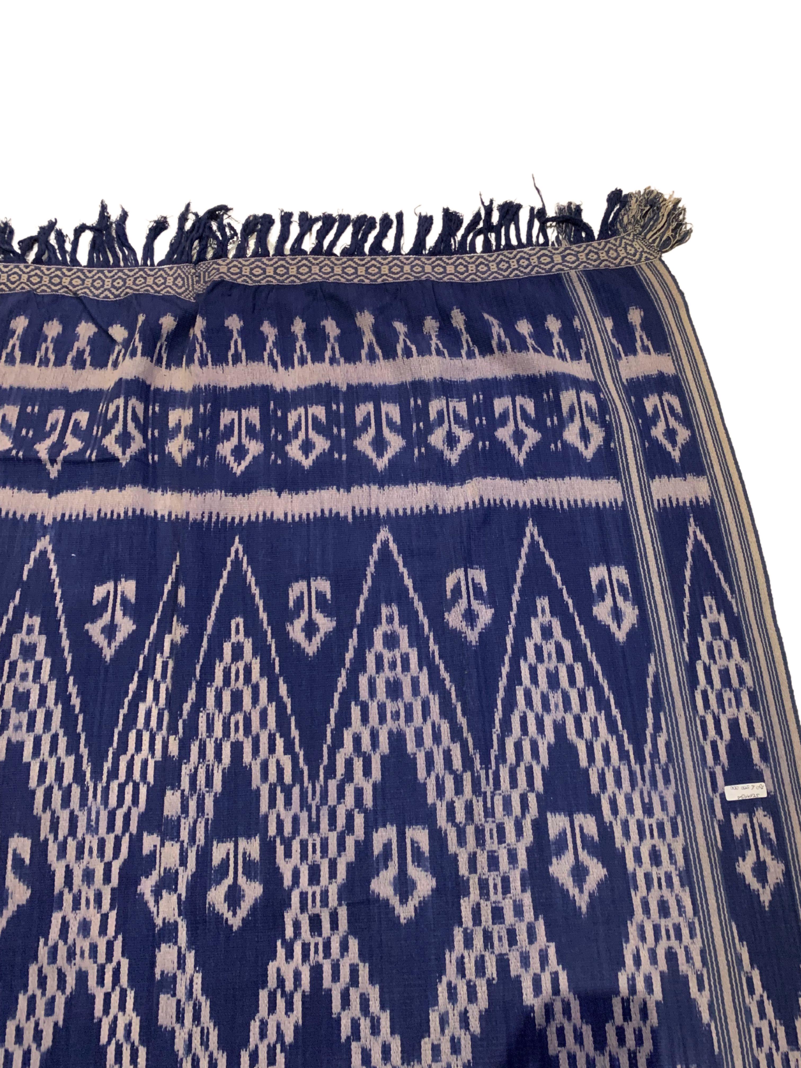 Indonésien Grand textile Ikat à motifs tribaux de l'île de Sumba, Indonésie en vente