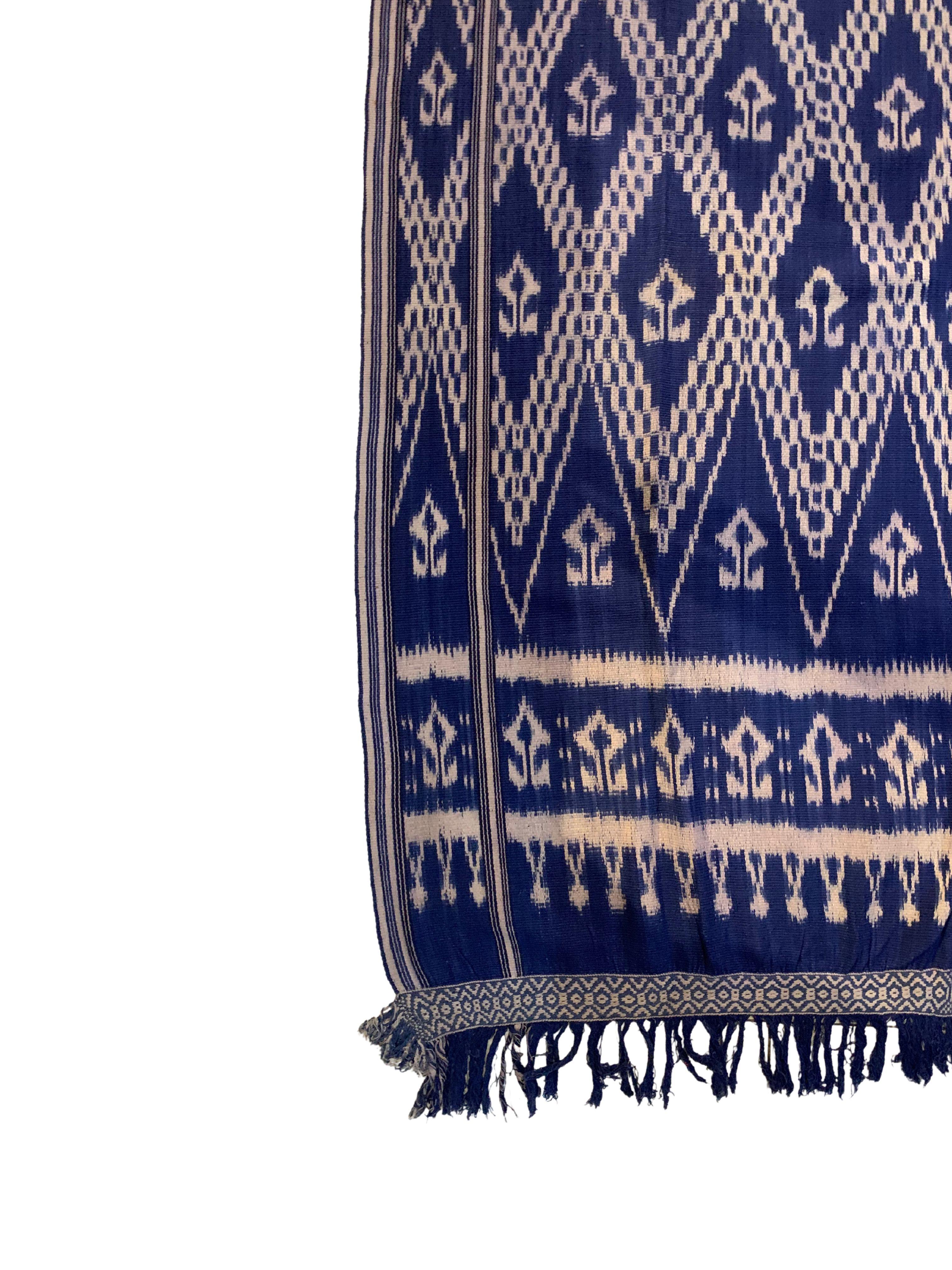 Großes Ikat-Textil mit Stammesmotiven aus der Insel Sumba, Indonesien (Handgewebt) im Angebot