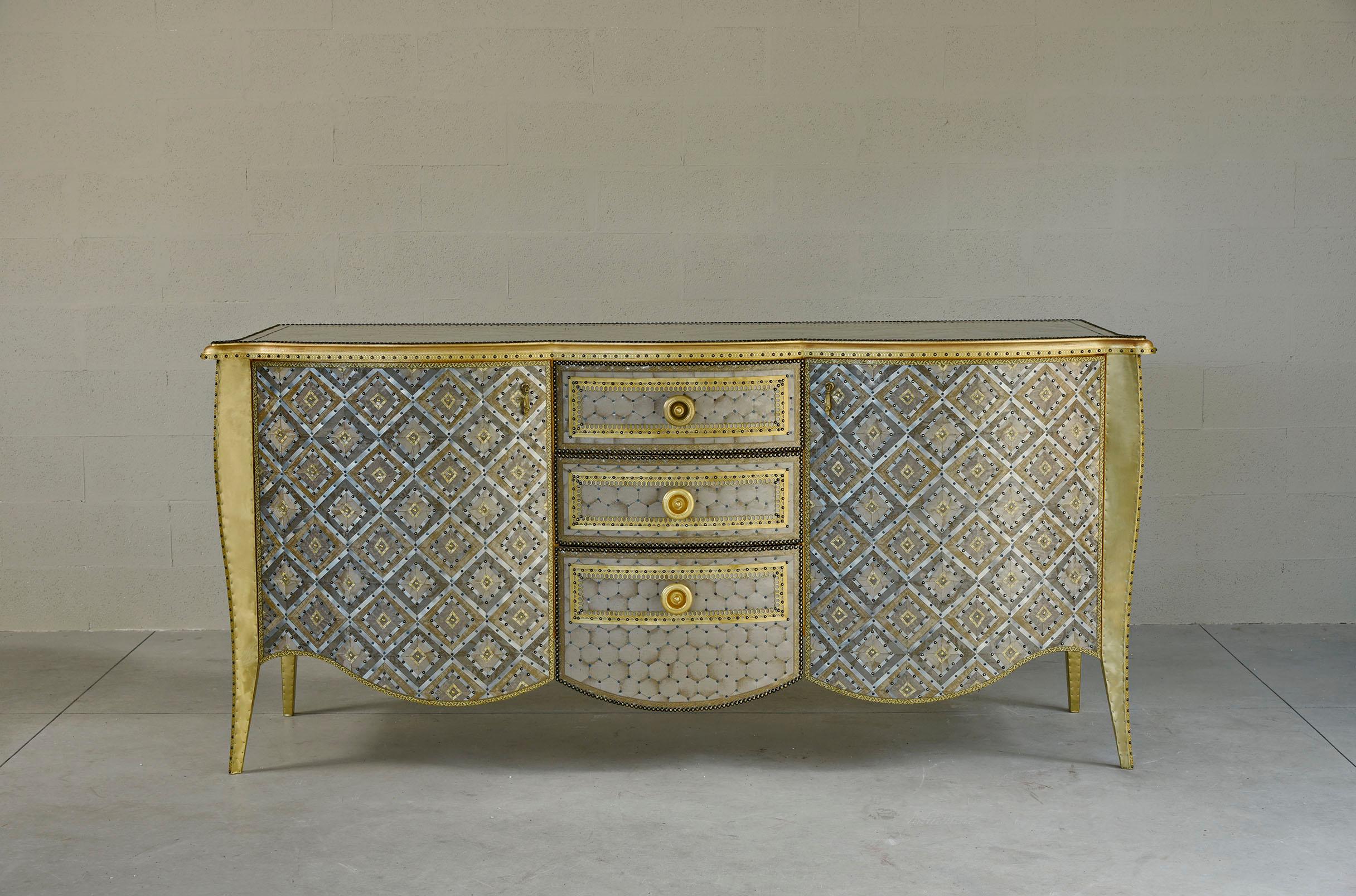 Grand buffet Il Commendatore de Valentina Giovando
Dimensions : L 205 x P 65 x H 95 cm.
MATERIAL : Bois, tissu, laiton, zinc, fibre de verre.  

Valentina Giovando, vit et travaille à Sarzana, en Ligurie, et se consacre depuis plus de 20 ans à la