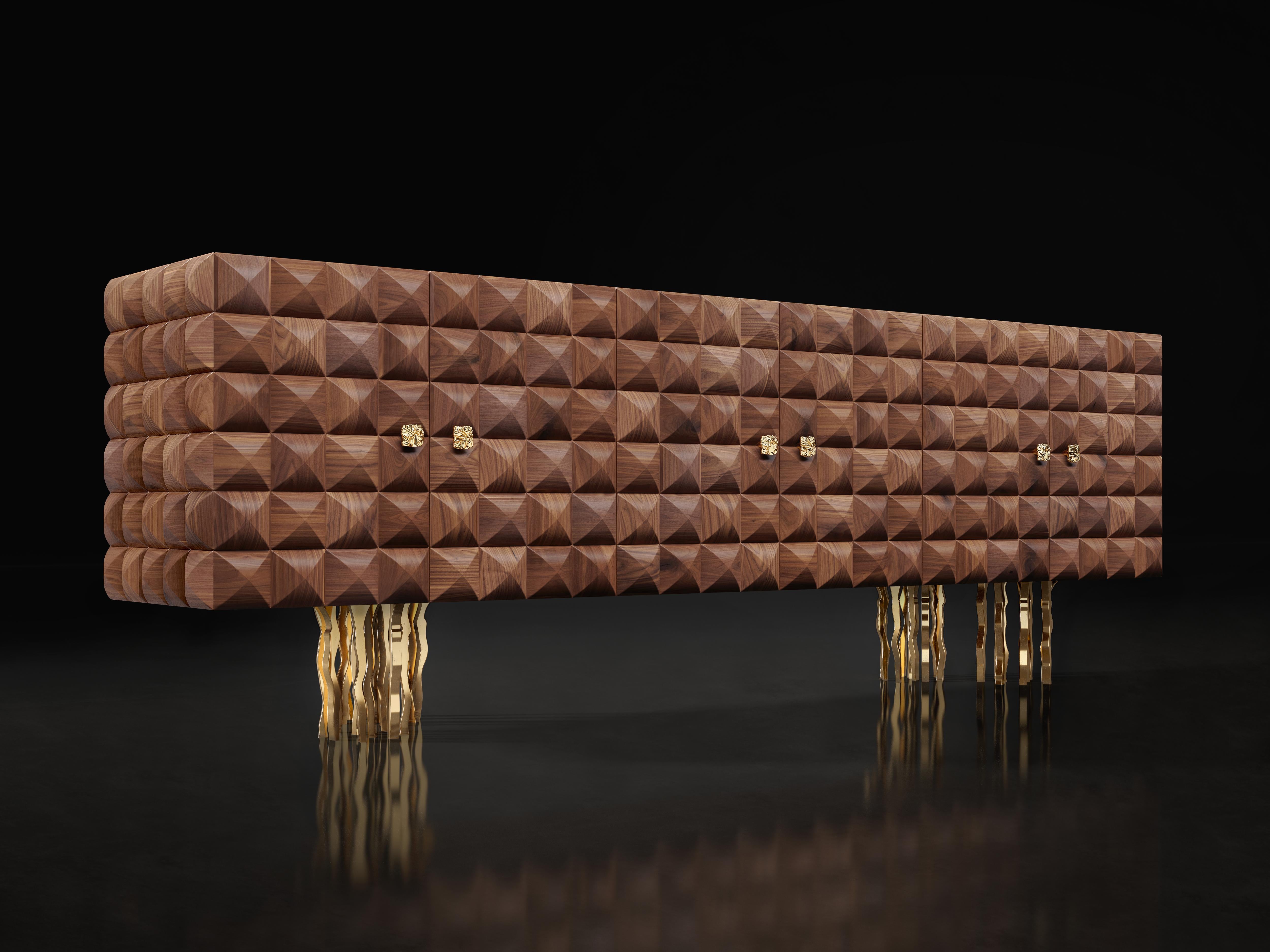 Credenza grande Il Pezzo 10 de Il Pezzo Mancante
Dimensiones:  An 245 x Pr 53 x Al 85 cm
Materiales: Estructura: 100% nogal macizo tratado con aceite natural
Base: latón satinado / bronce / oro / níquel
Peso: 140 Kg aprox.


Il Pezzo Mancante (
