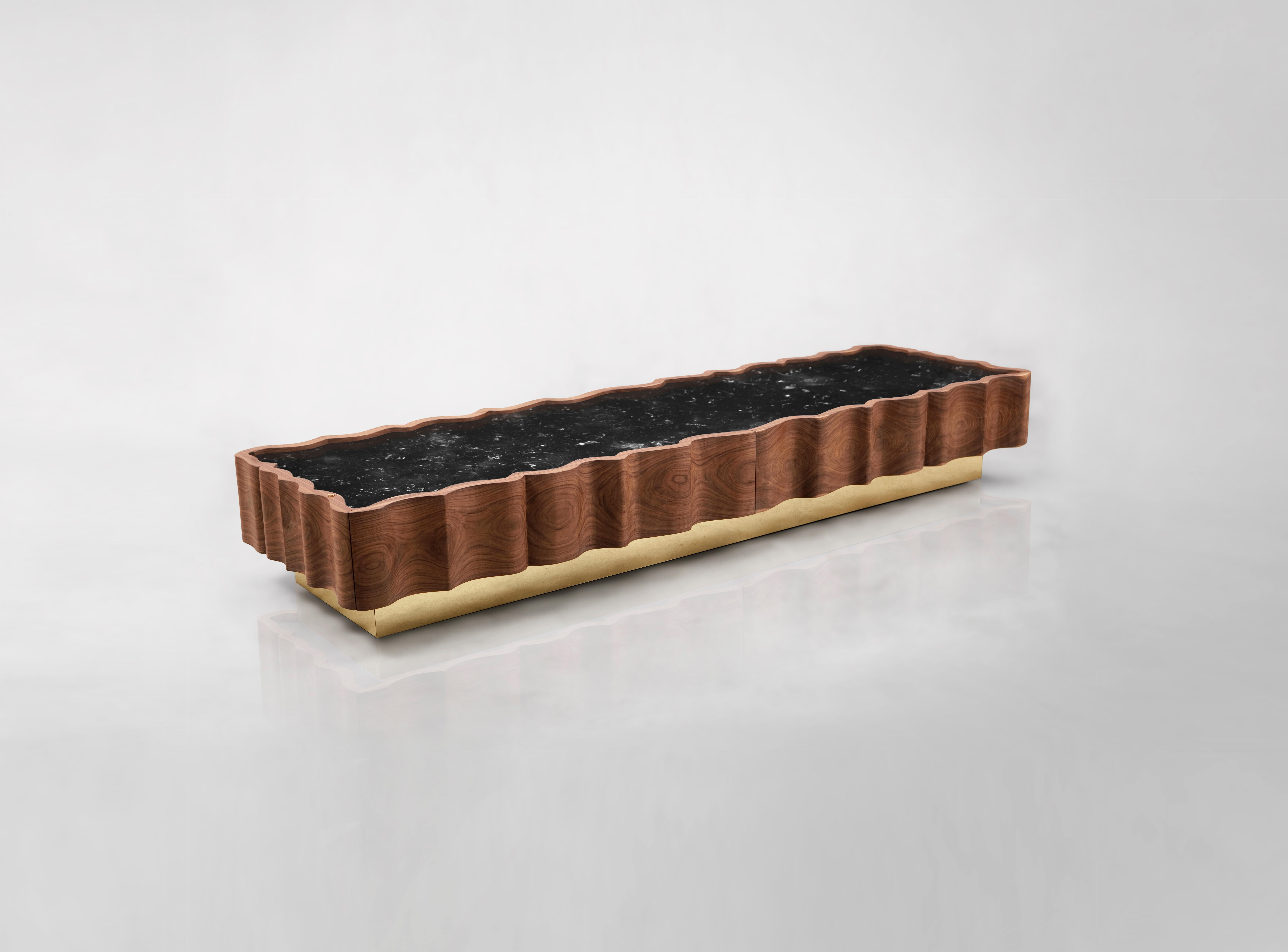 Großer Il Pezzo 2 Tavolo Basso Couchtisch von Il Pezzo Mancante
Abmessungen:  B 200 x T 60 x H 29 cm
MATERIALIEN: Struktur: 100% massive Walnuss mit natürlichem Öl behandelt
Oberseite: weißer Carrara-Marmor / schwarzer Marquinia-Marmor
Sockel:
