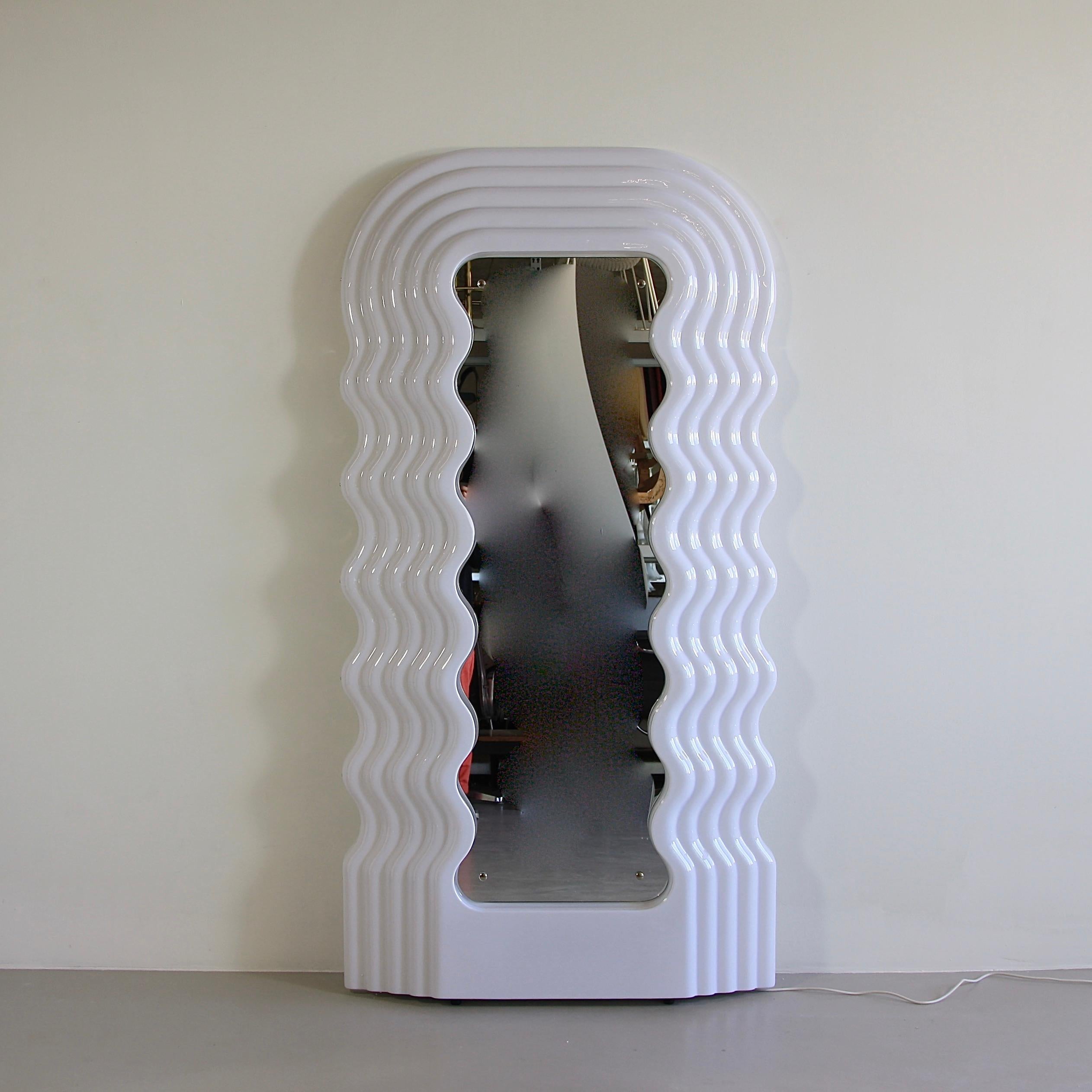 XXIe siècle et contemporain Grand miroir de sol éclairé par Ettore Sottsass