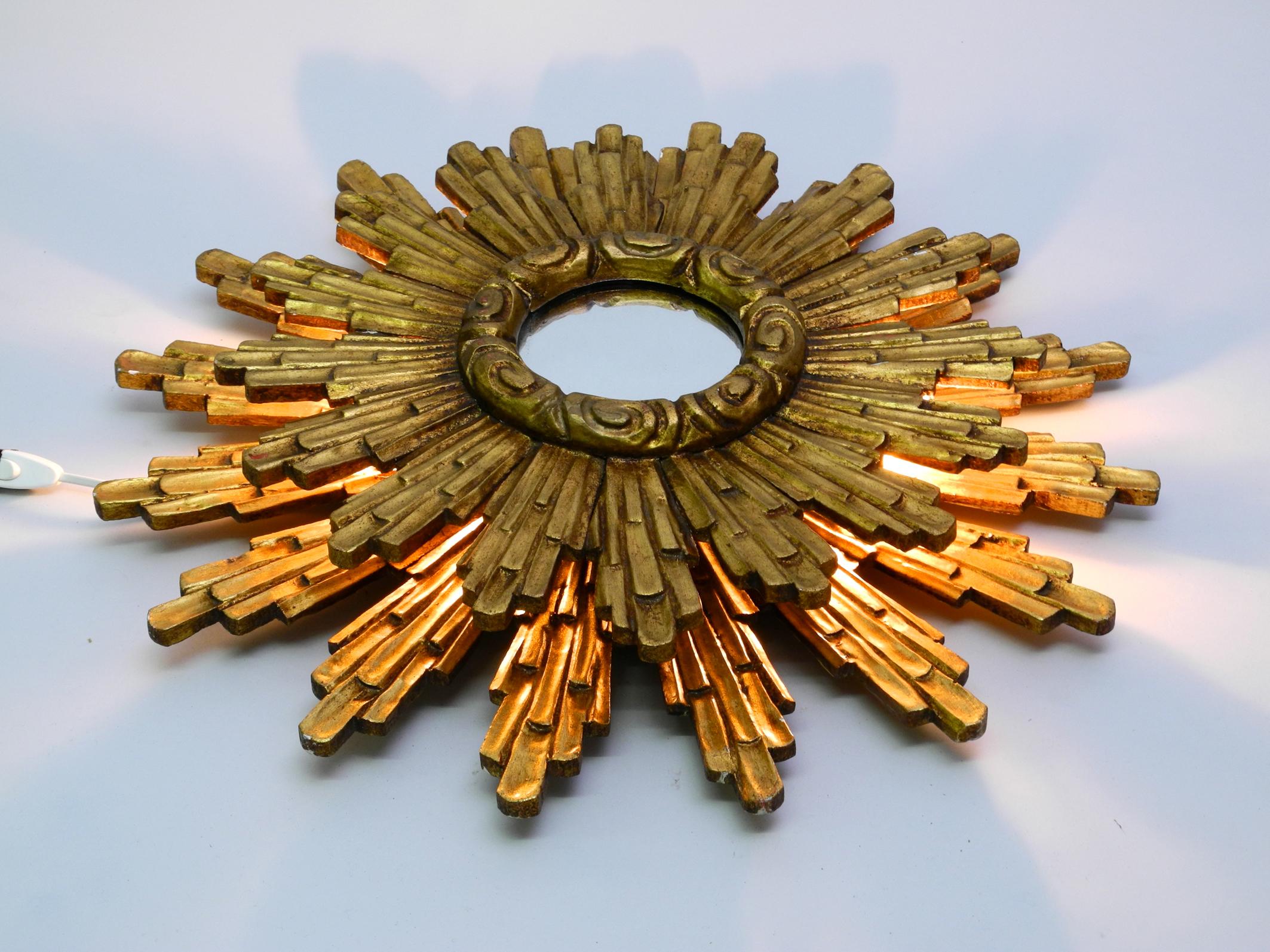 Large Illuminated Midcentury Sunburst Wall Mirror Made of Gold-Plated Wood In Good Condition In München, DE