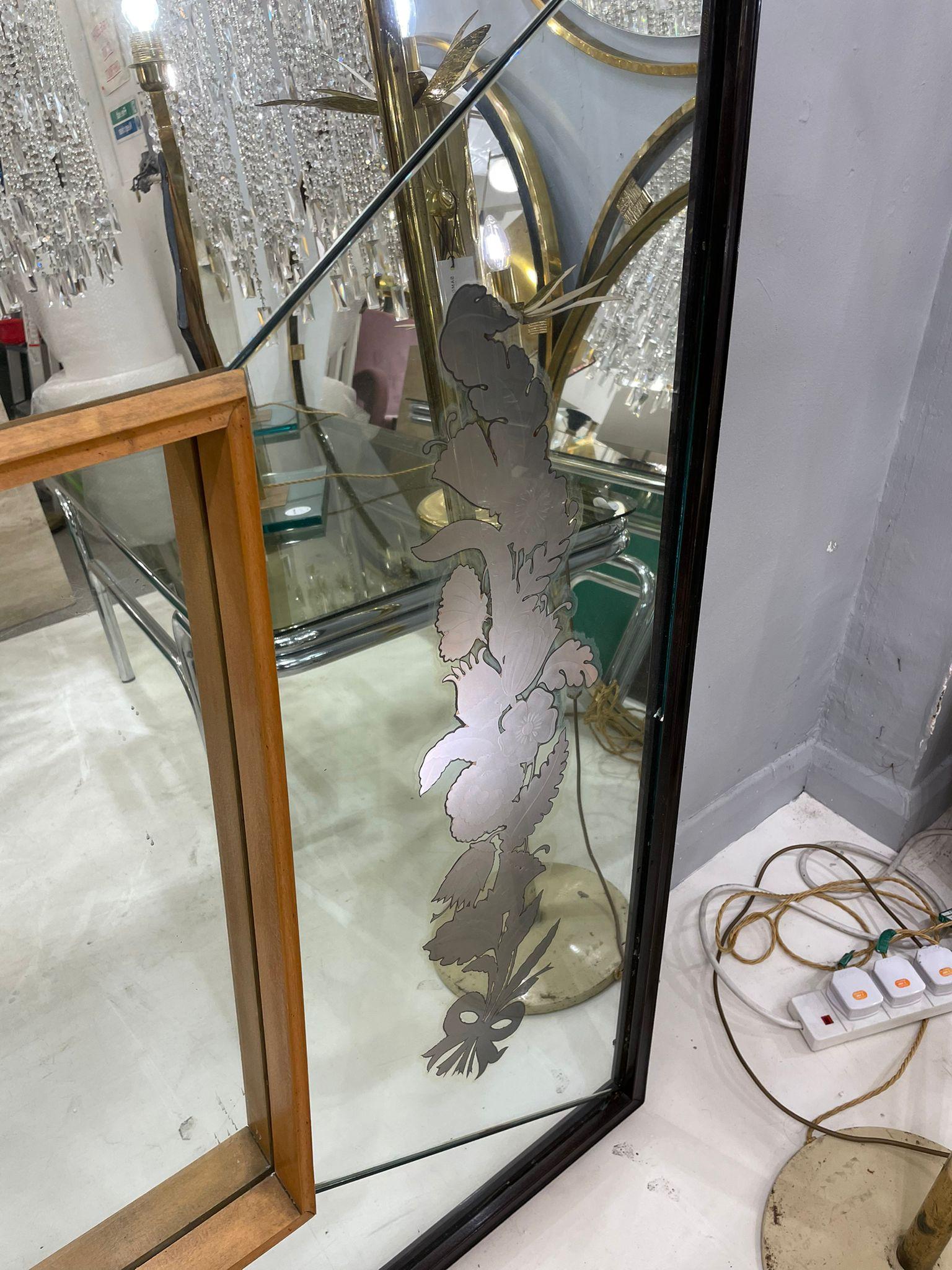 Buriné Grand miroir enluminé avec décorations gravées, Italie, années 1940 en vente