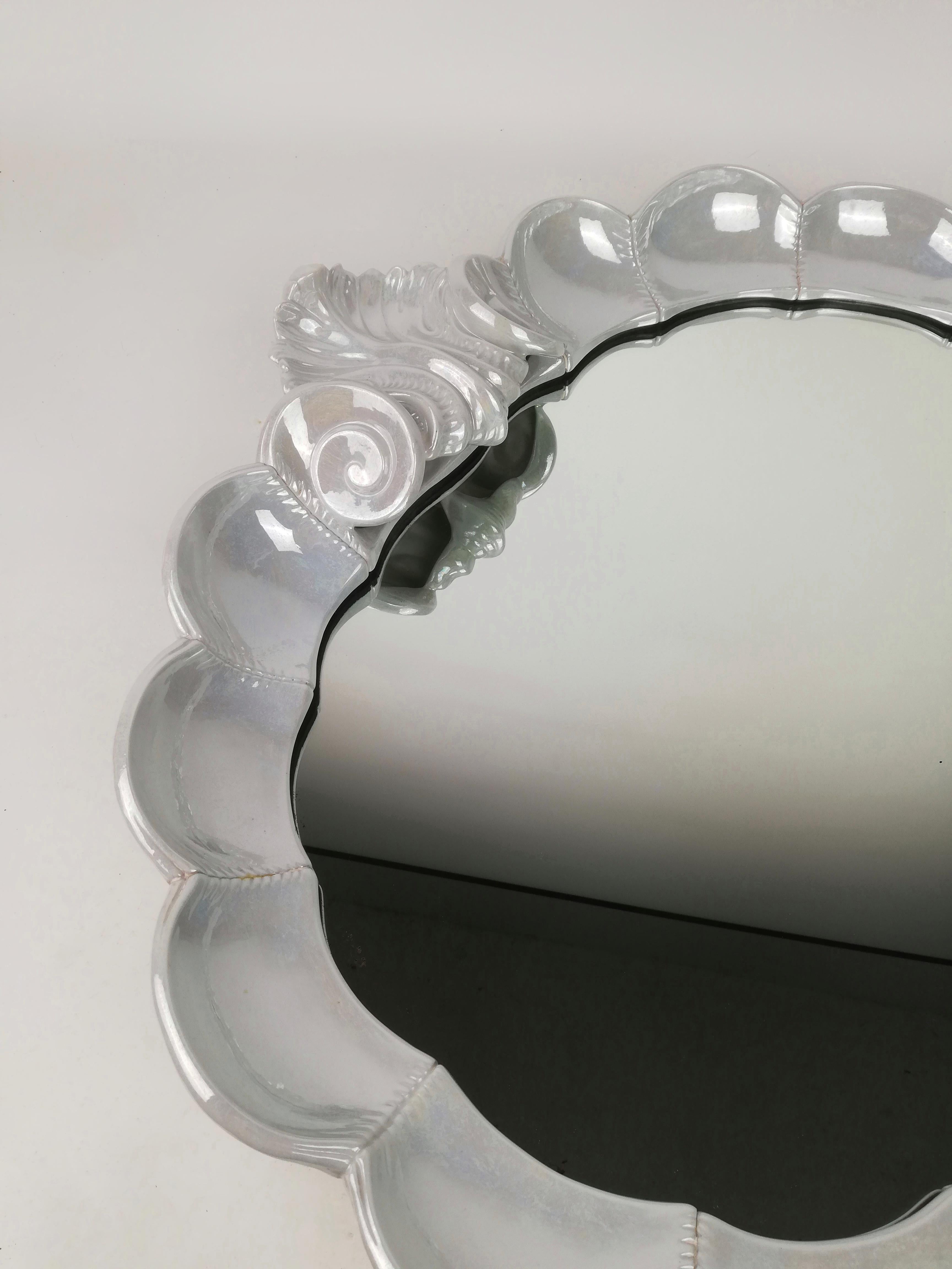 italien Grand miroir rococo en céramique irisée, Italie, années 1960 en vente