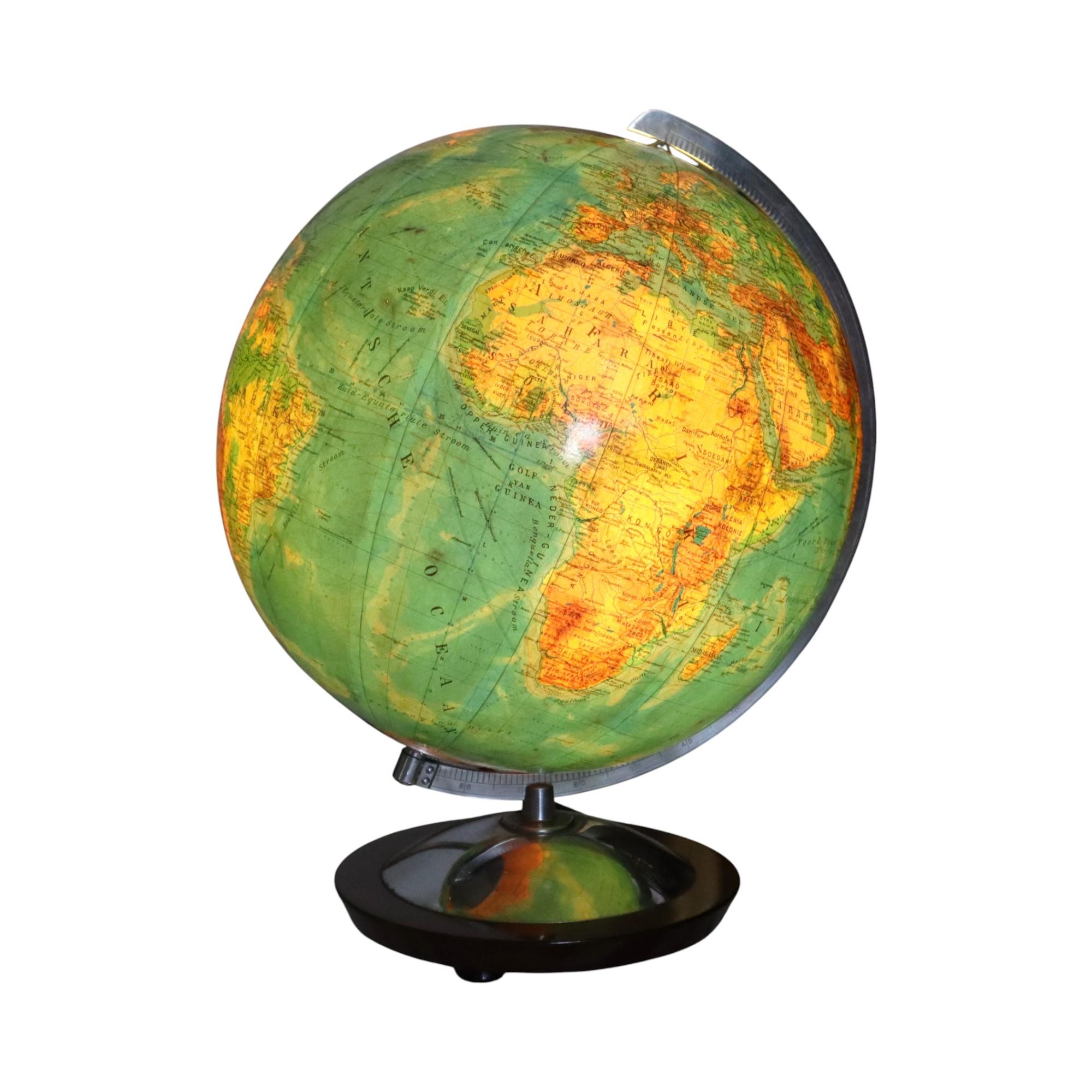 Beautiful large illuminated globe, Dutch globe lamp, by Colombus Verlag, circa 1950s, Germany.

This political and physical globe is made of glass and covered with a paper map, this ensures that the globe lights up very nicely once the lamp is on,