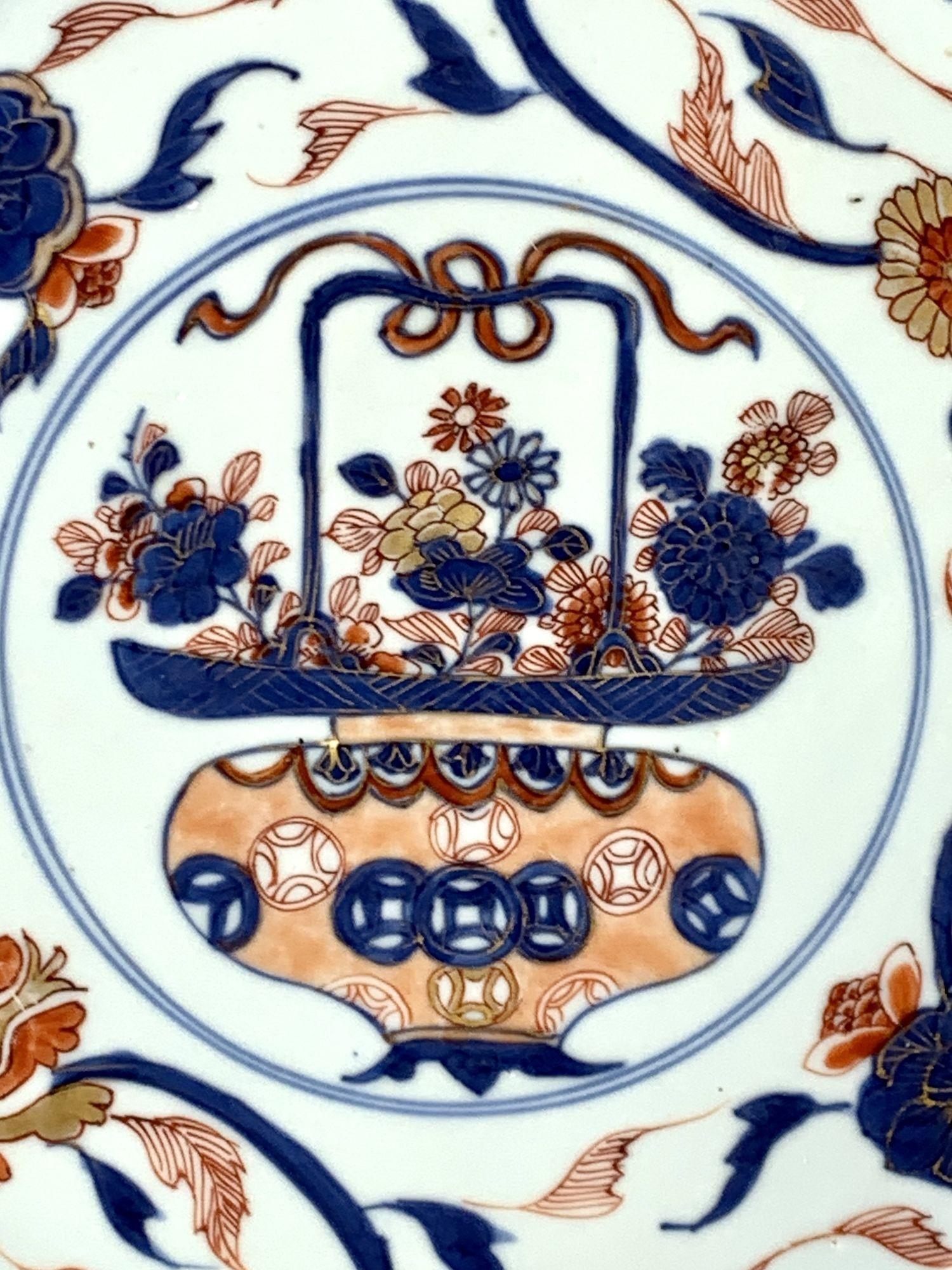 Qing Grande assiette de présentation en porcelaine chinoise Imari du 18ème siècle vers 1760 en vente