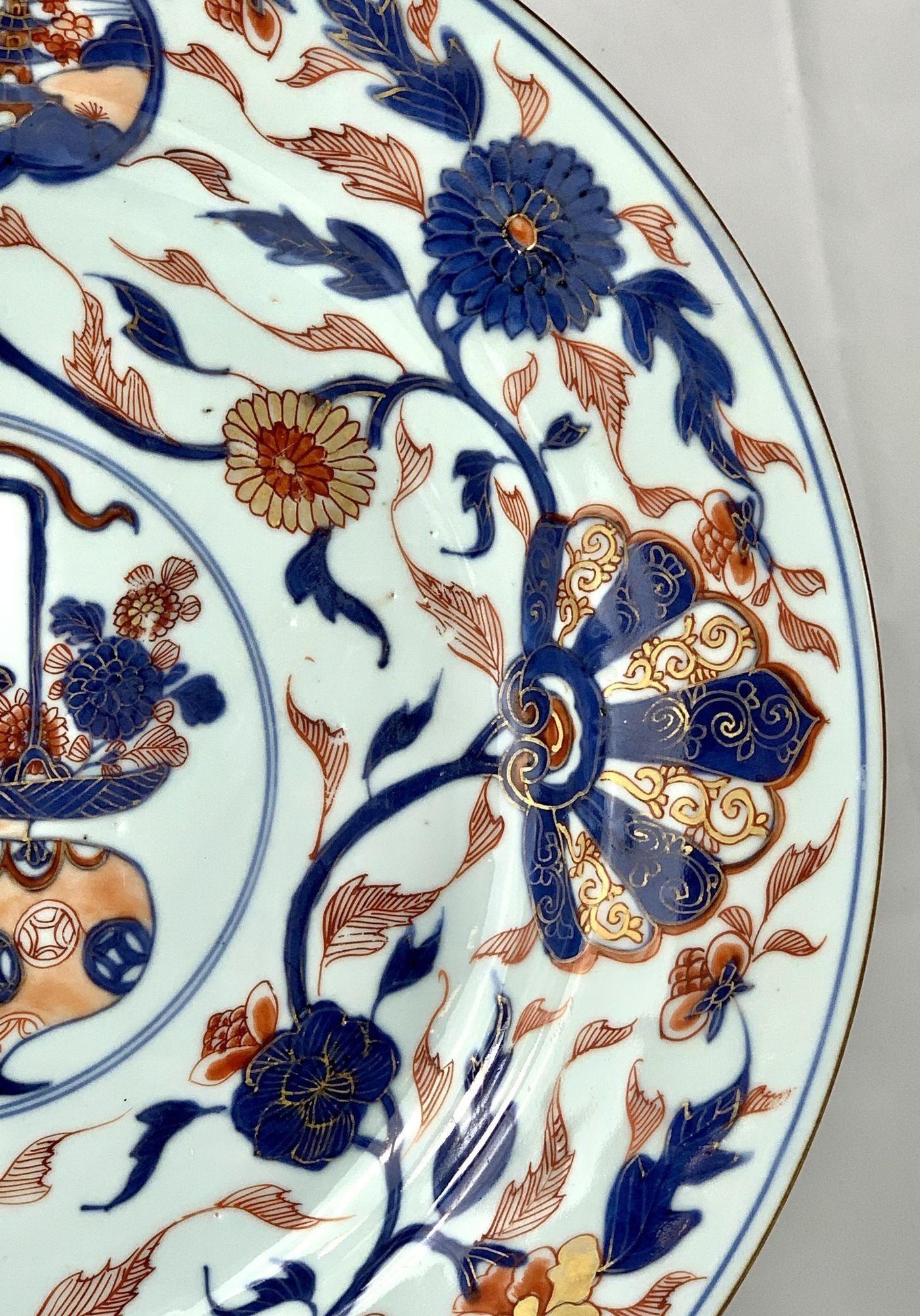 Peint à la main Grande assiette de présentation en porcelaine chinoise Imari du 18ème siècle vers 1760 en vente