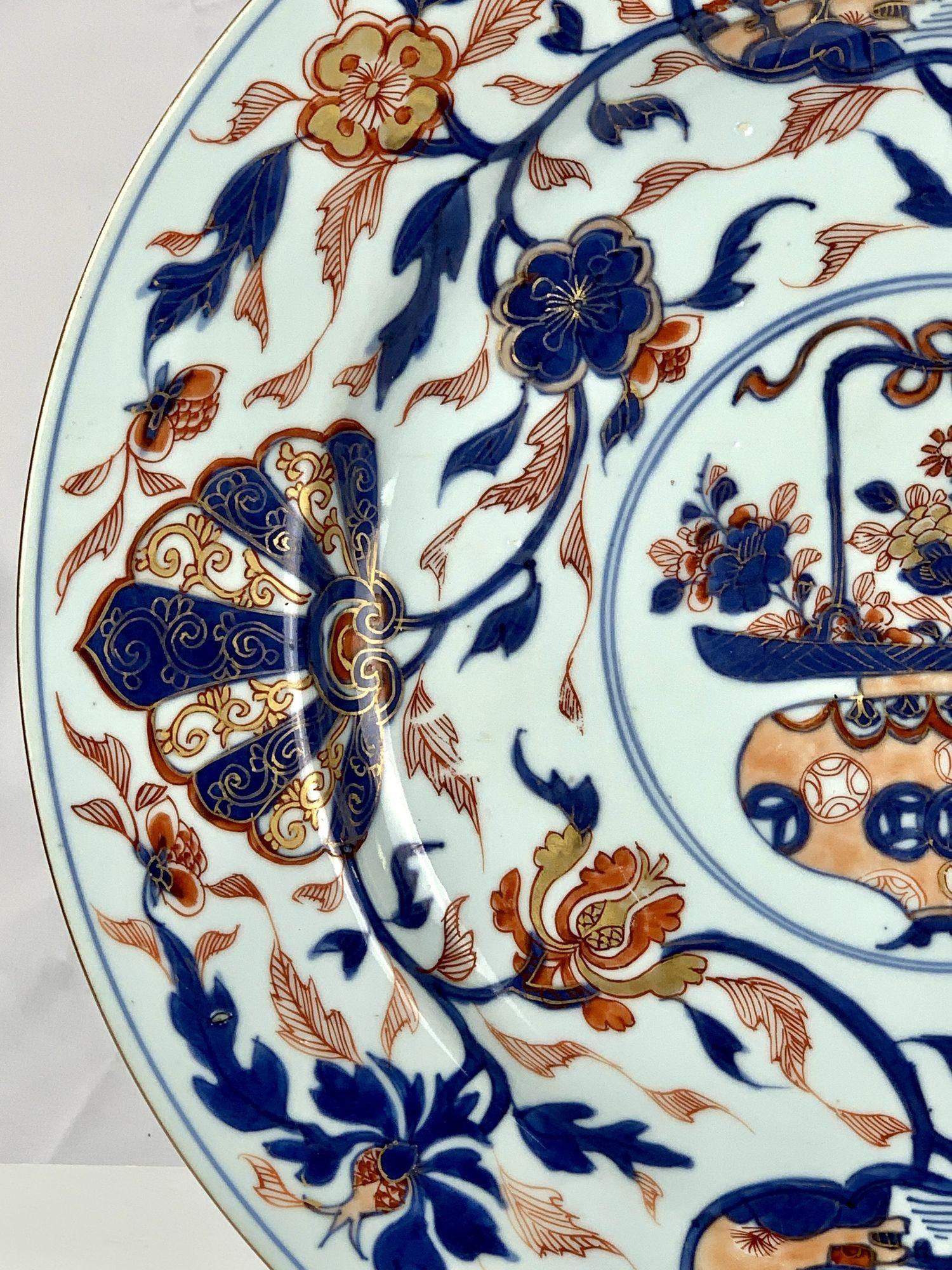 Grande assiette de présentation en porcelaine chinoise Imari du 18ème siècle vers 1760 Excellent état - En vente à Katonah, NY