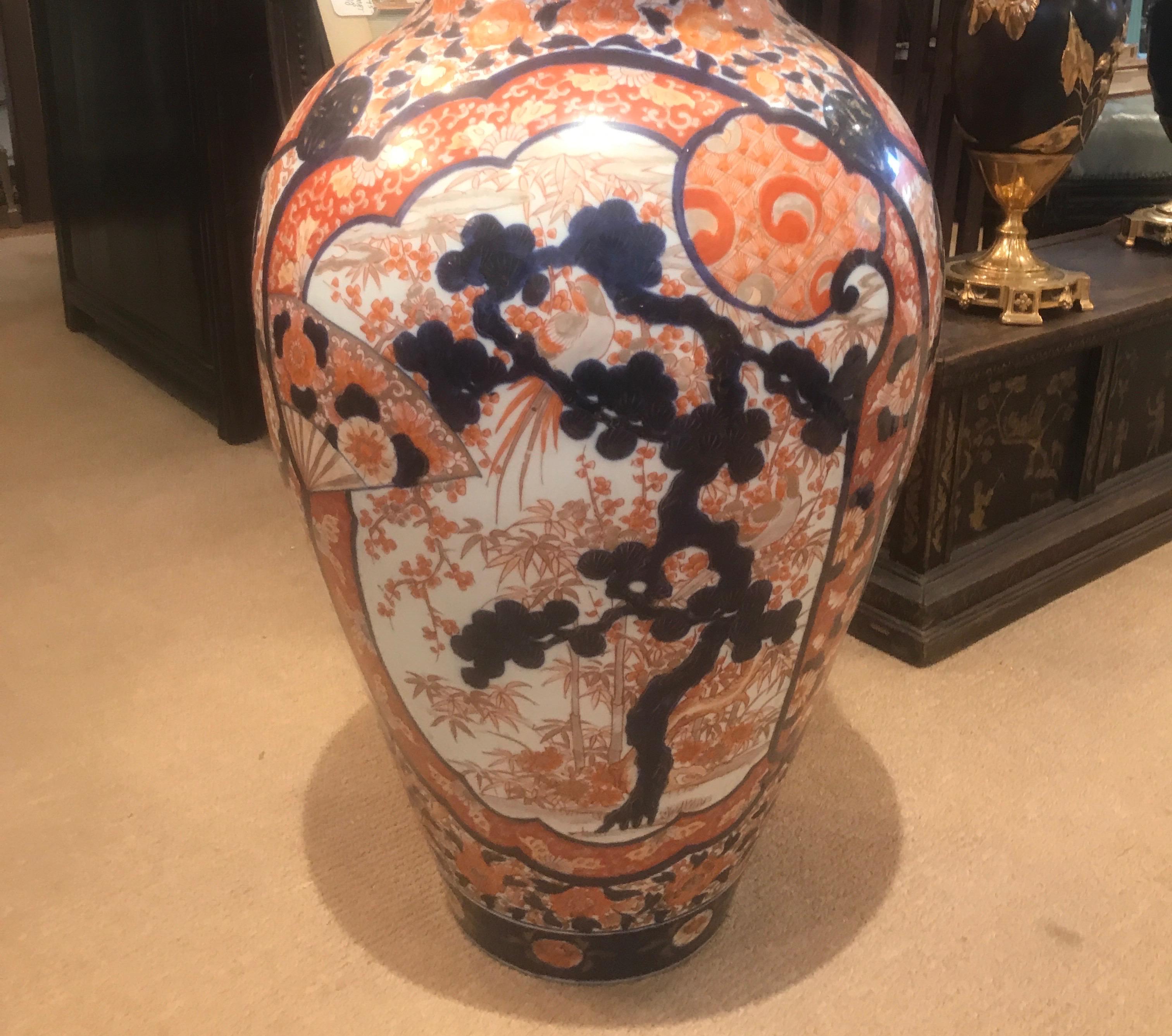 Japanese Imari porcelain floor vase with hand painted iron red and cobalt blue decoration. Meiji period 30