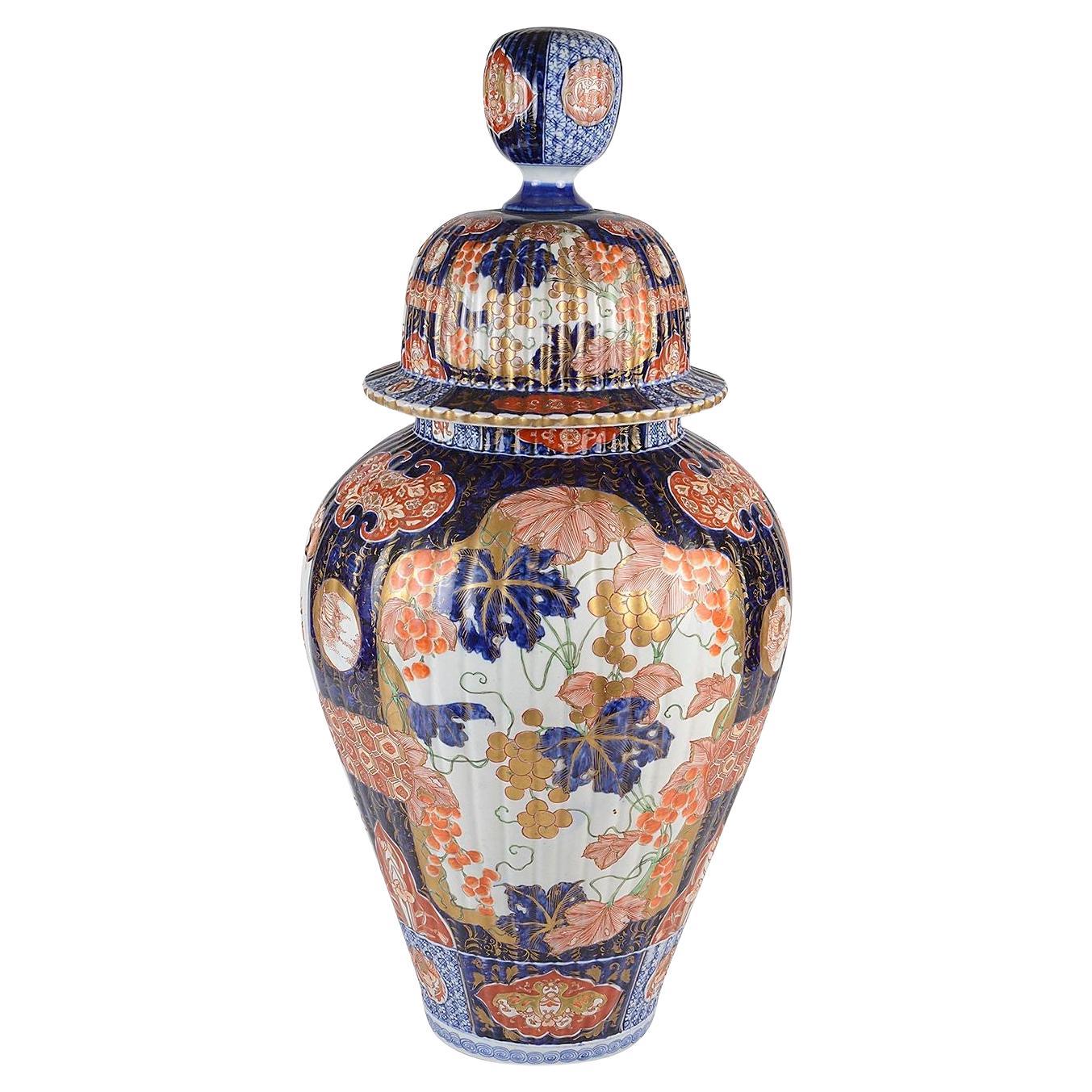 Grande vaso con coperchio Imari, XIX secolo. Alto 71 cm (28") in vendita
