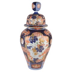 Grand vase à couvercle Imari, 19e siècle. 71cm (28") de haut