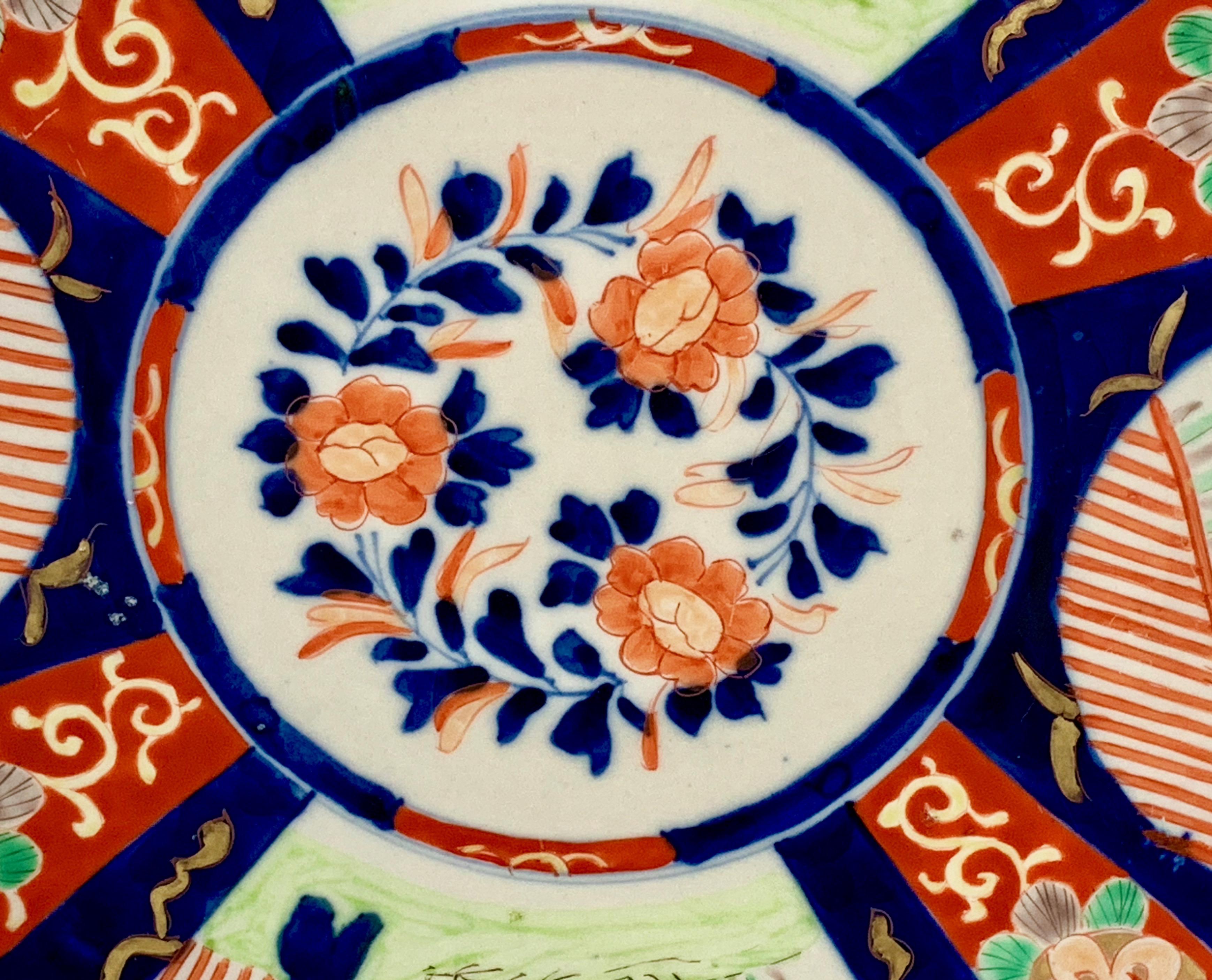 Grande caricatore Imari del periodo Meiji a quattro pannelli interamente decorato a mano. Due dei pannelli raffigurano gru in volo tra il fogliame. I due pannelli rimanenti sono decorati a mano con un motivo floreale. Il medaglione centrale presenta