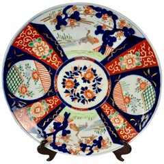 Assiette de présentation en porcelaine d'Imari - Quatre panneaux peints à la main au Japon, période Meiji, 45 cm