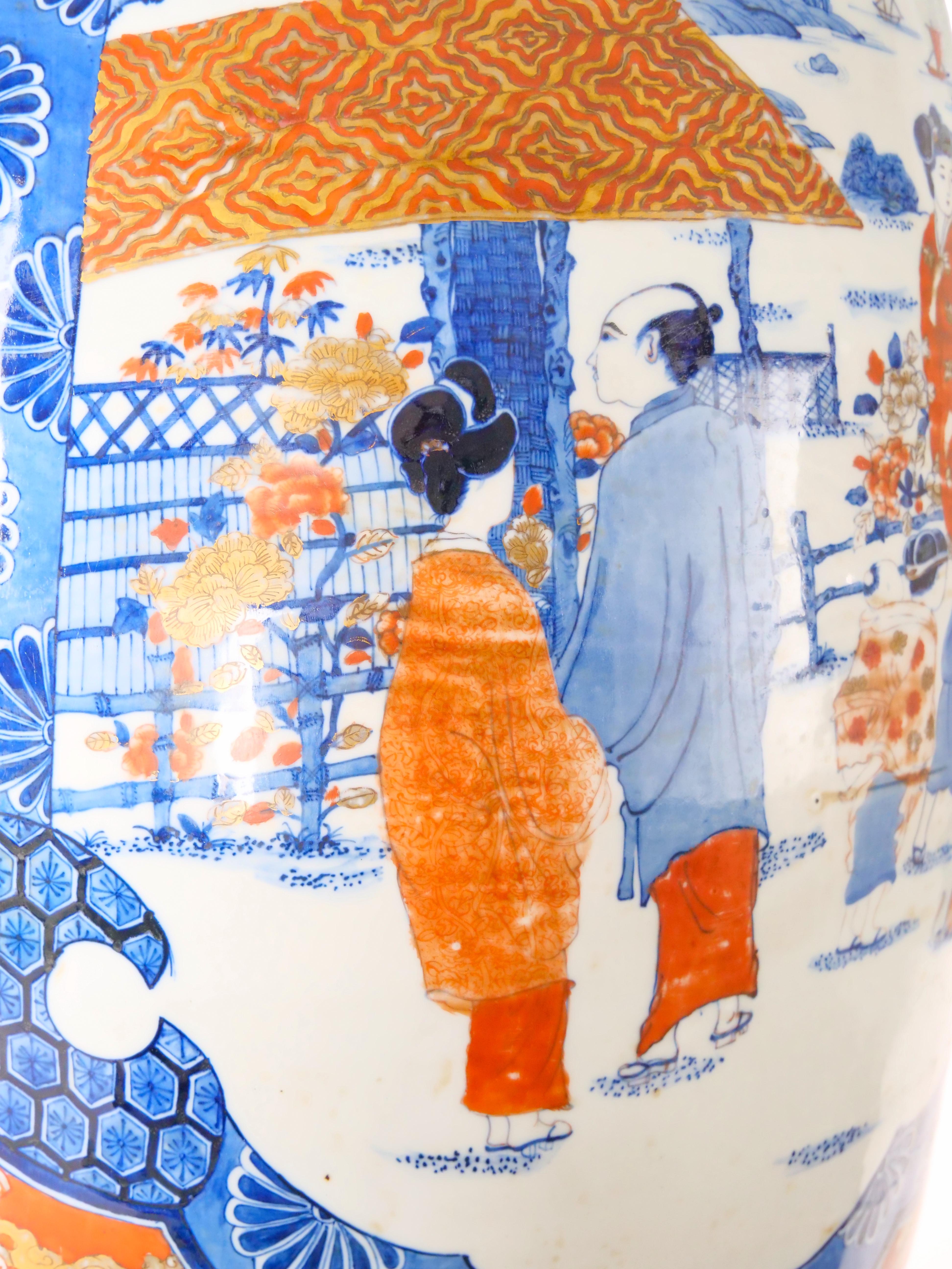 Grand vase décoratif en forme de trompette en porcelaine Imari en forme de fleur en vente 2