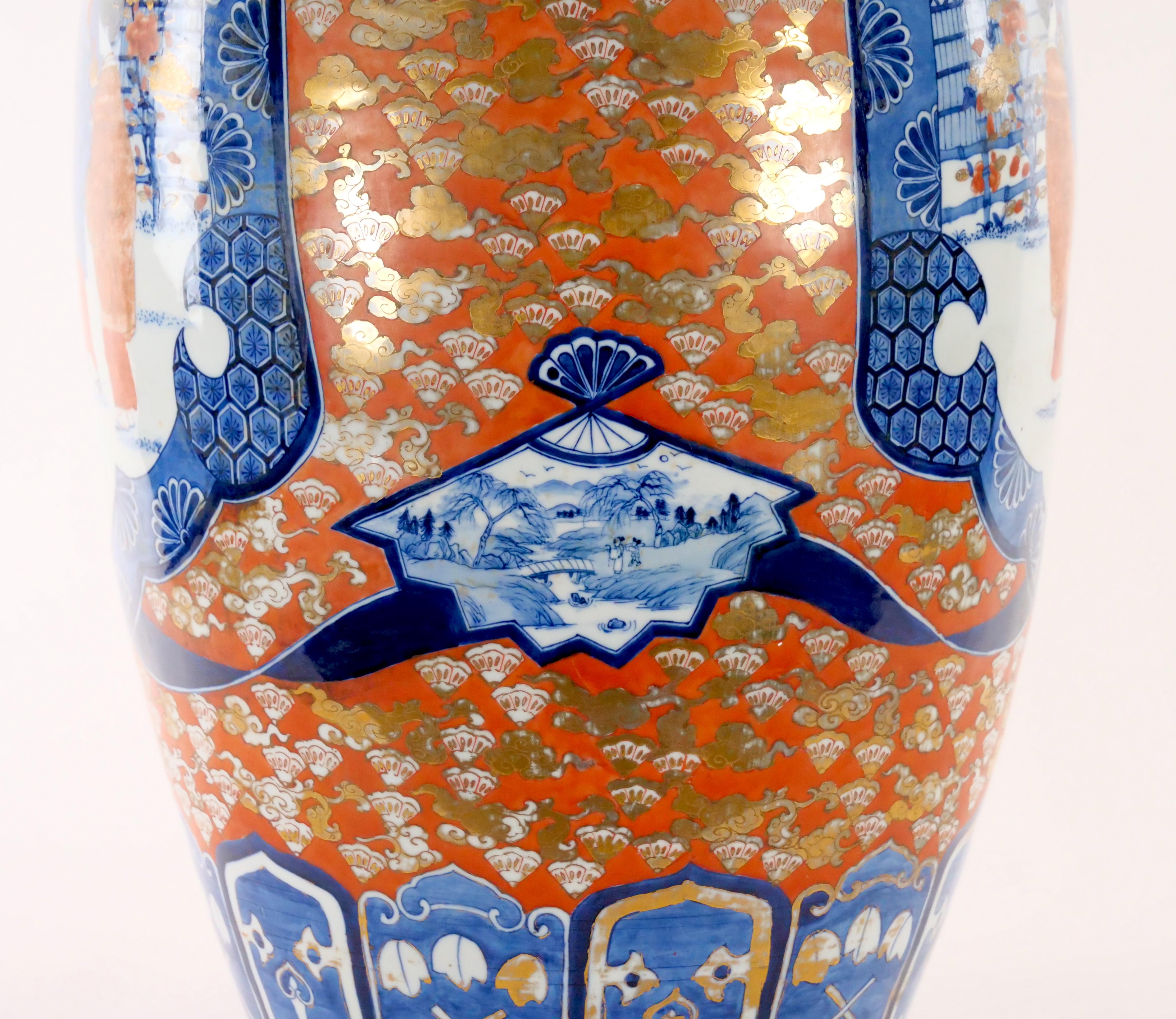 Grand vase décoratif en forme de trompette en porcelaine Imari en forme de fleur en vente 7
