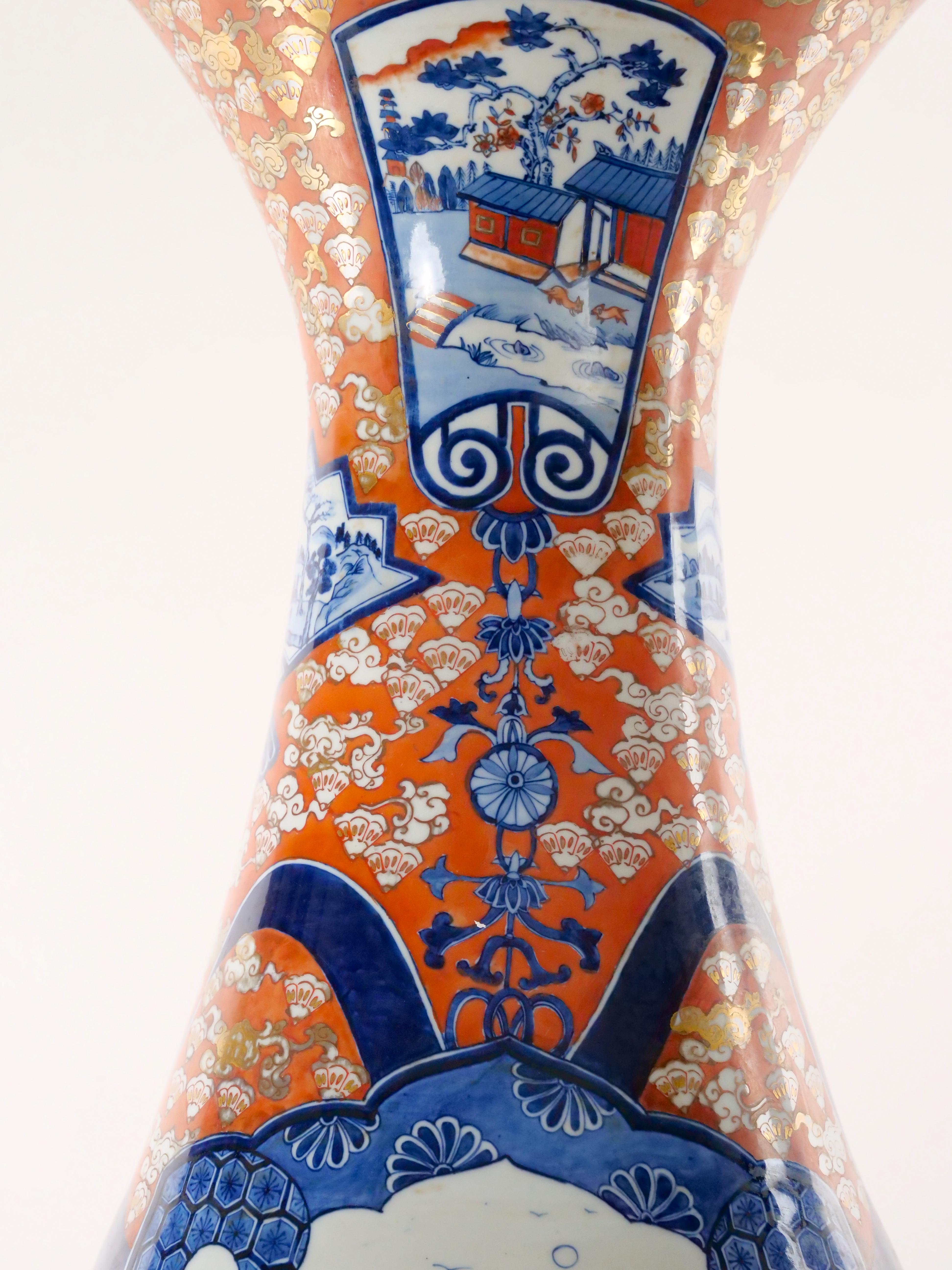 Peinture Grand vase décoratif en forme de trompette en porcelaine Imari en forme de fleur en vente