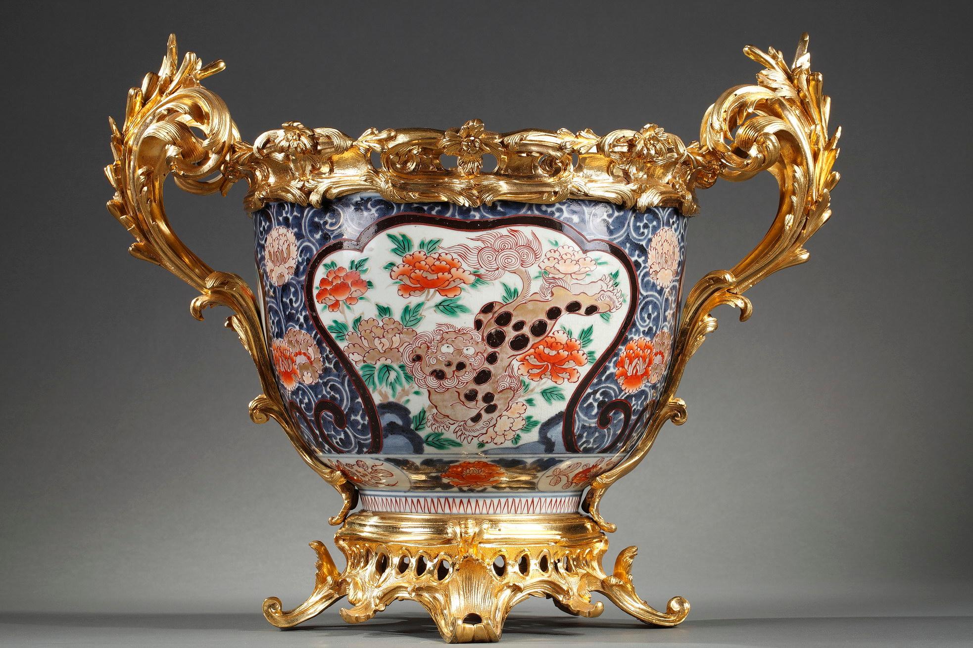 Porcellana giapponese e montatura francese in bronzo dorato.

Importante fioriera in Imari Porcelain con decorazione policroma e dorata di gru, carpe e leoni, su uno sfondo blu vermicolato ornato da crisantemi. Bellissima montatura traforata in