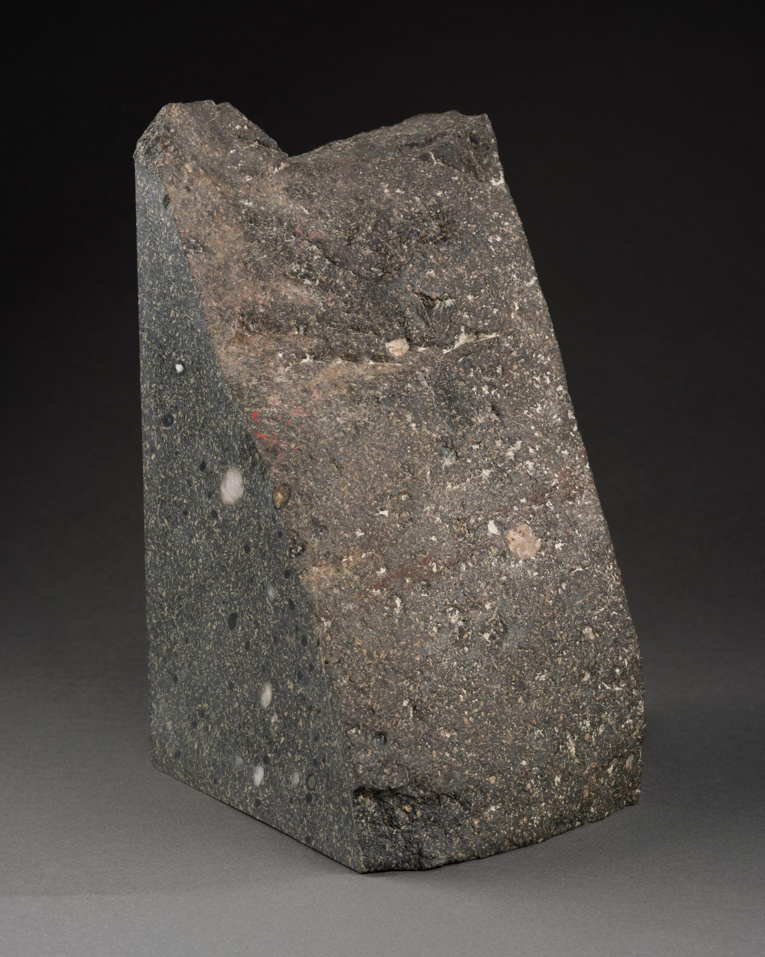 Seltenes und großes Architekturfragment aus kaiserlichem schwarzem Porphyr
teilweise poliert, 
23,5 x 15 x 12 cm


Porfido Nero ist eine seltene schwarze Varietät des kaiserlichen Porphyrs aus Gebel Dokhan (dem antiken Mons Porphyrites) in der