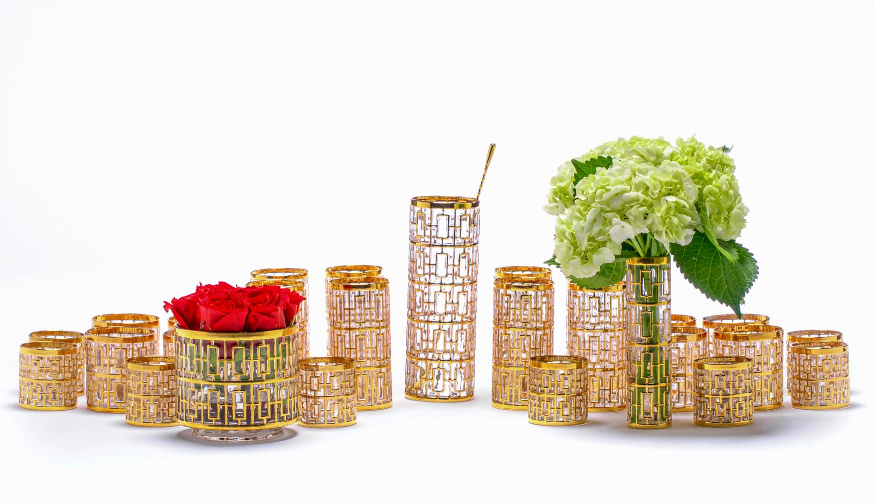 Splendido set completo di bicchieri da bar del Mid Century Modern dipinti a mano in oro 22k con l'iconico motivo Shoji, realizzati dalla Imperial Glass Company negli anni '60. Questo eccezionale set è l'unico disponibile al mondo nel suo genere ed è