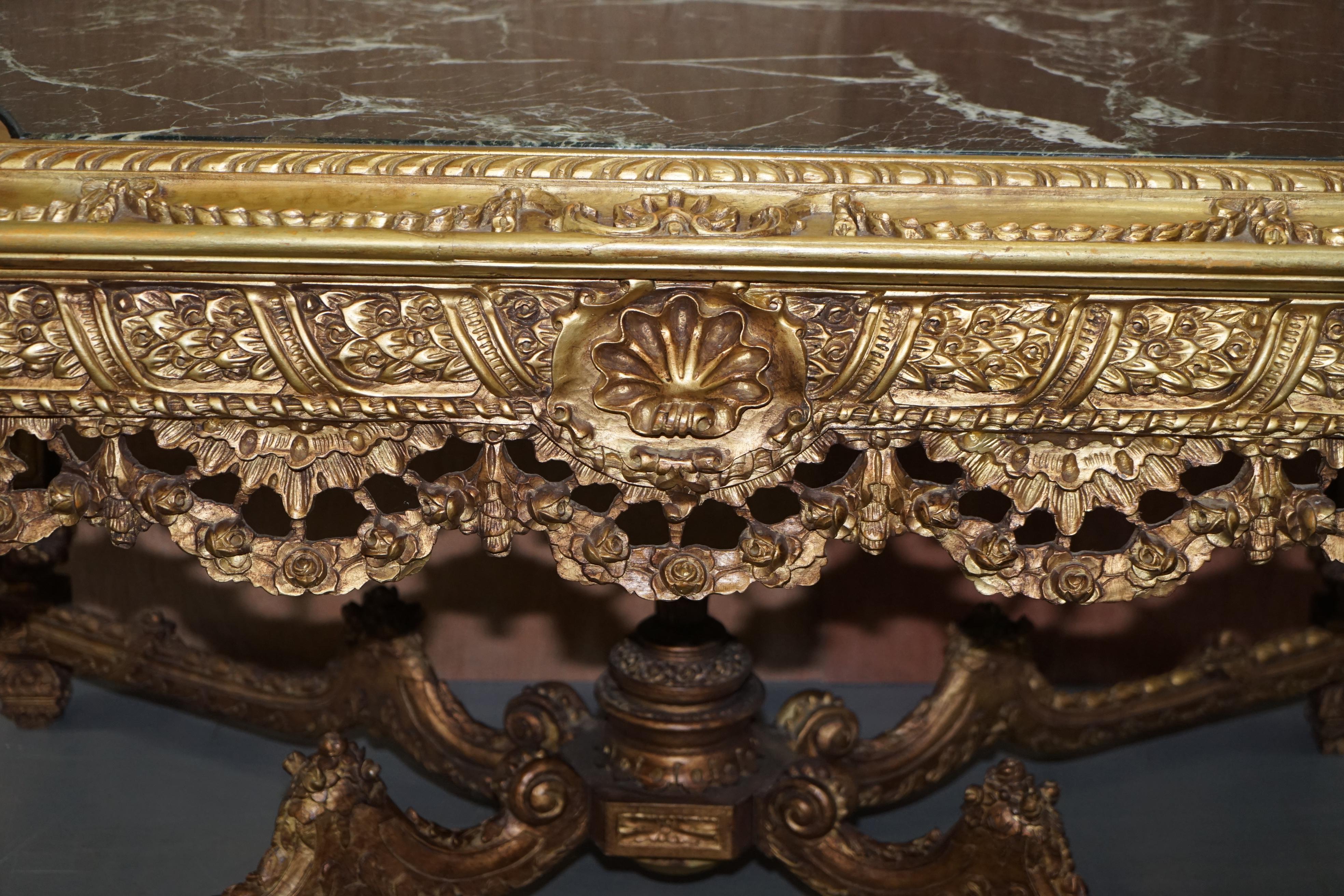 Grande table centrale continentale du 19ème siècle en bois doré sculpté et marbre en vente 5