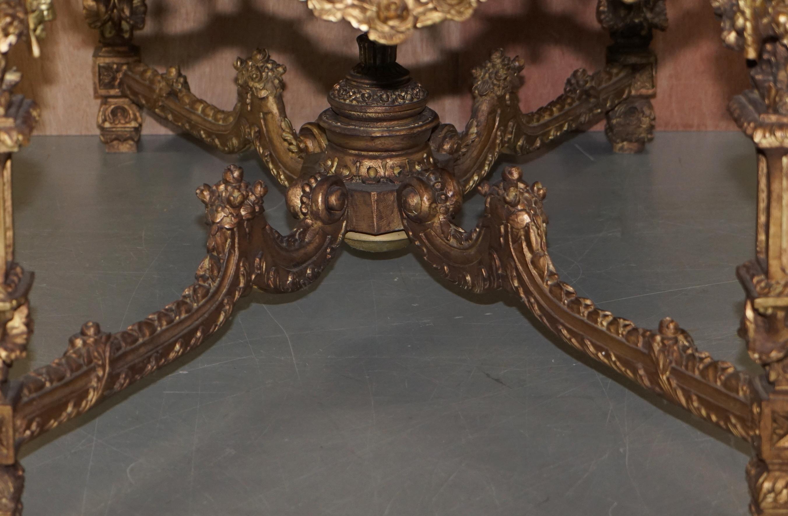 Grande table centrale continentale du 19ème siècle en bois doré sculpté et marbre en vente 11
