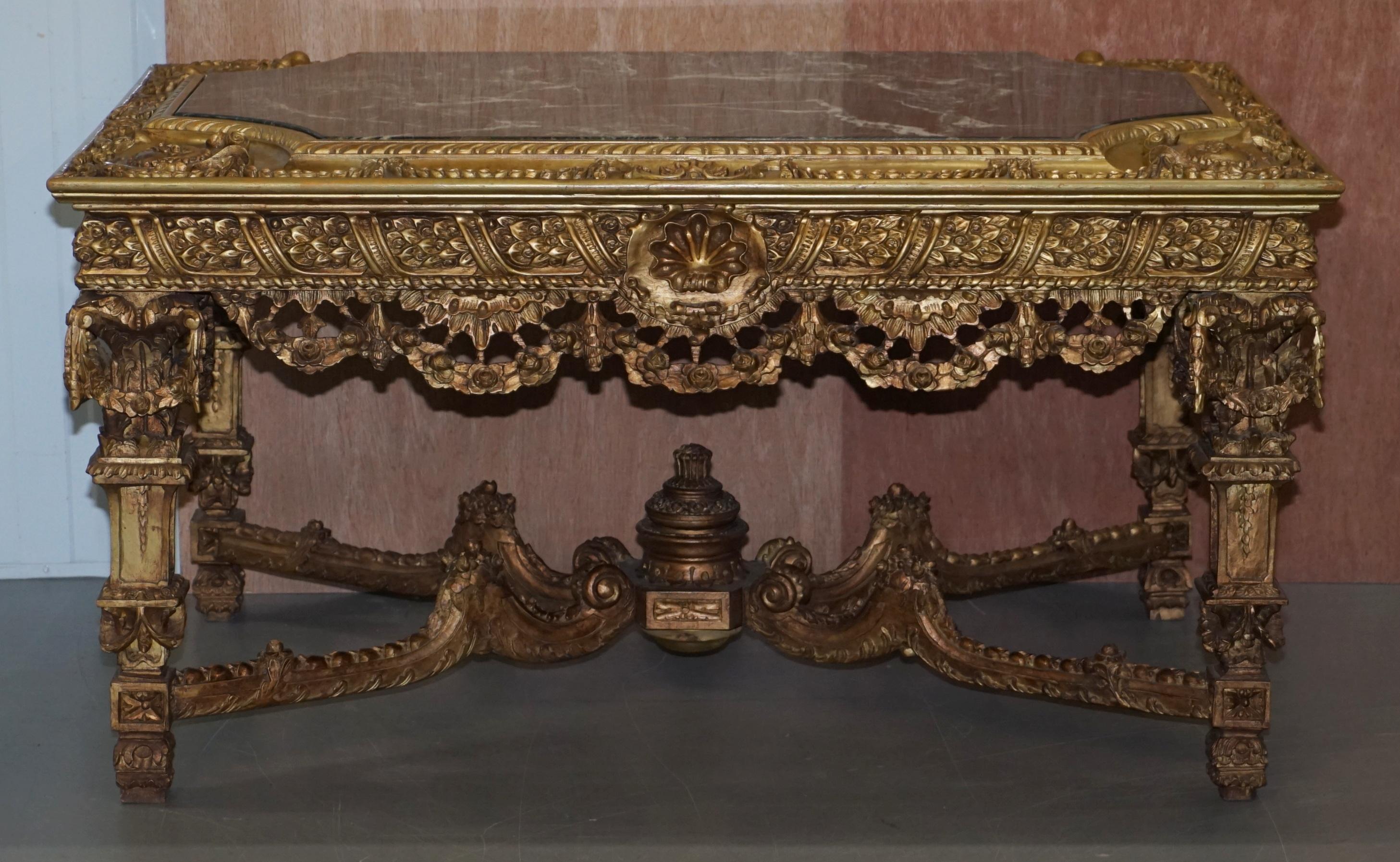 Nous sommes ravis d'offrir à la vente cette grande et très importante table de centre en bois doré sculpté, à plateau de marbre, vers le 19e siècle.

Table centrale en bois doré sculpté du XIXe siècle dans le goût de Louis XIV, surmontée d'un