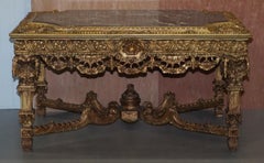 Grande table centrale continentale du 19ème siècle en bois doré sculpté et marbre