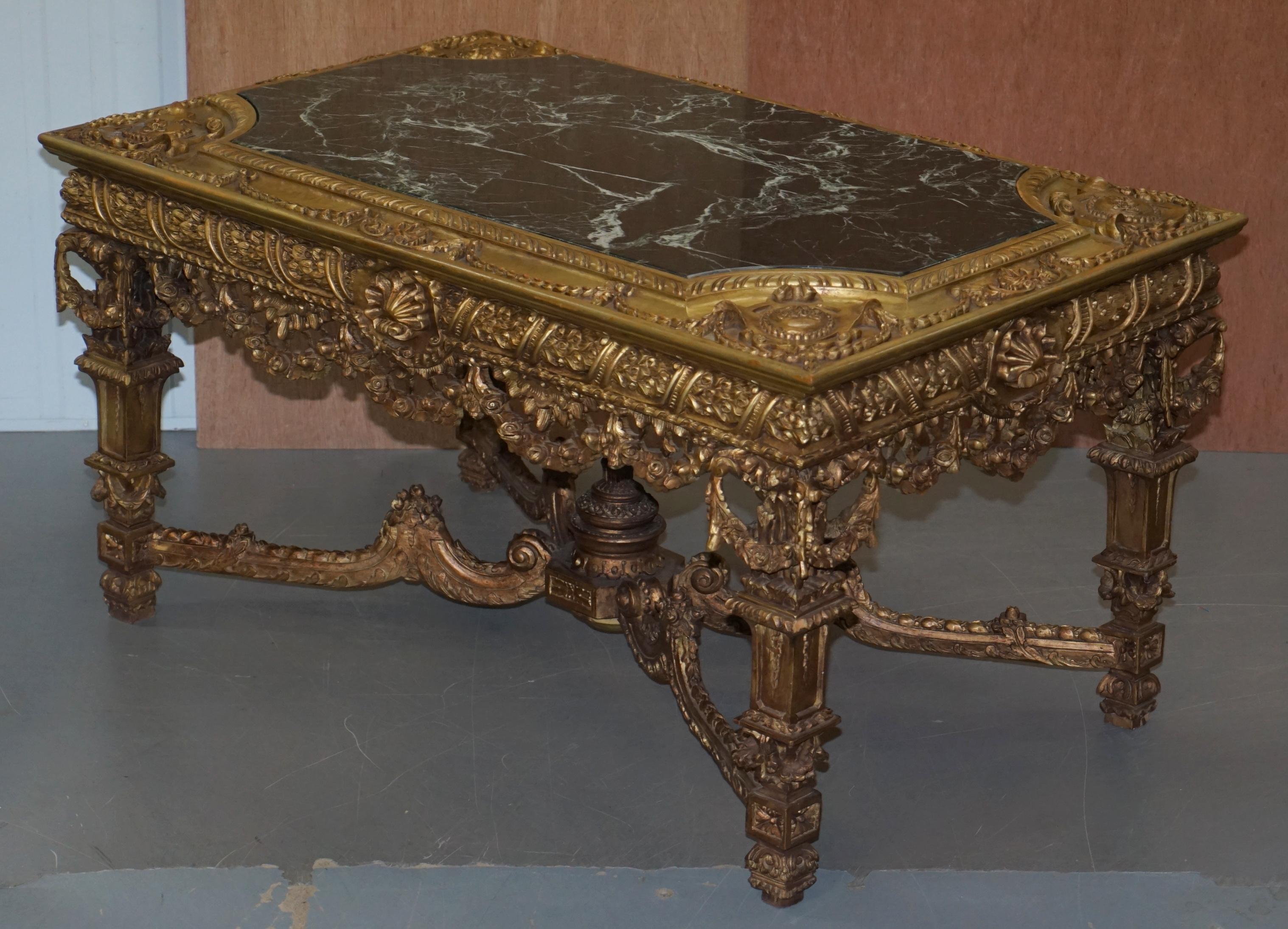 Louis XVI Grande table centrale continentale du 19ème siècle en bois doré sculpté et marbre en vente