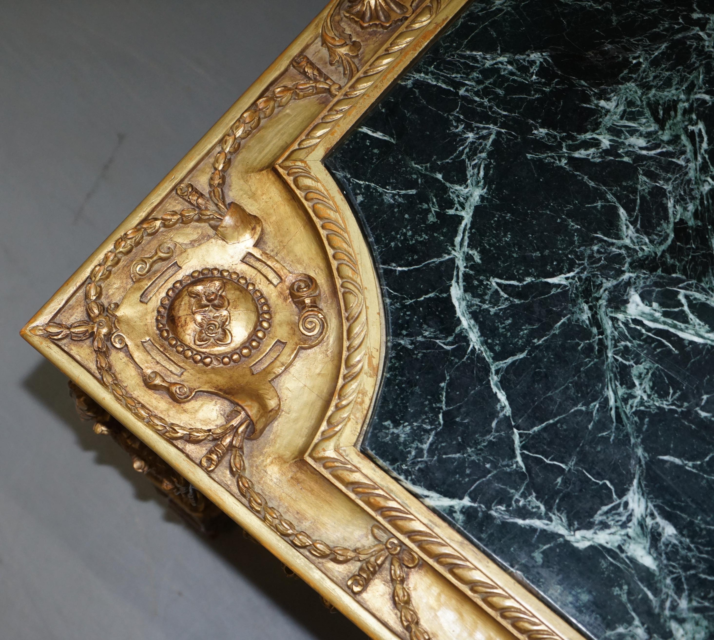 Fait main Grande table centrale continentale du 19ème siècle en bois doré sculpté et marbre en vente