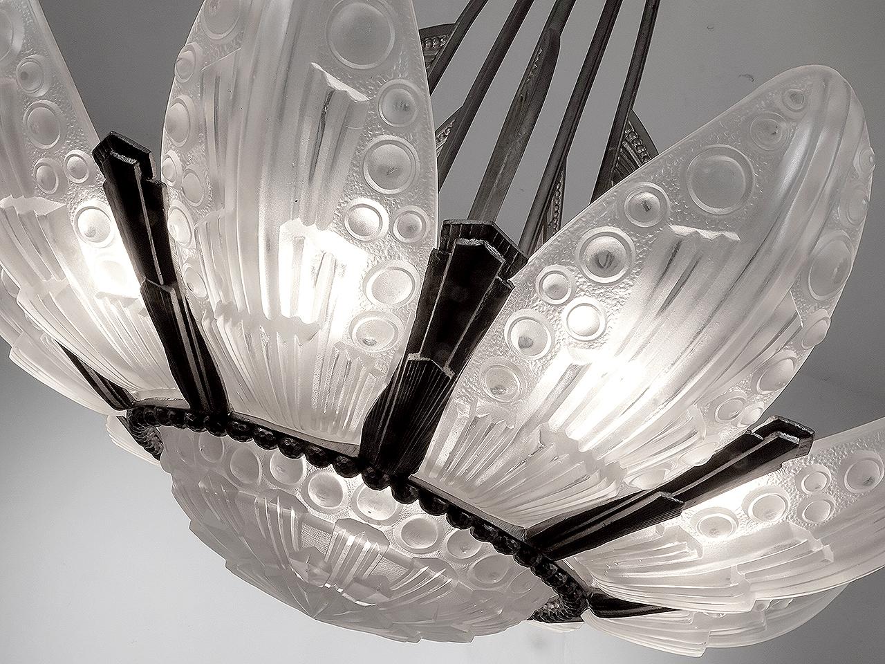 Questo raro lampadario originale in stile Art Déco è appena arrivato sul mercato. È stata acquistata di recente da una proprietà di New York. La lampada è stata originariamente acquistata a Parigi e spedita a New York oltre 50 anni fa. La foto di