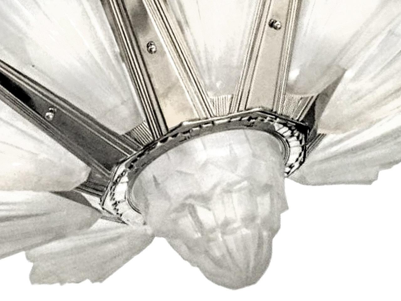 Questo raro lampadario originale Art Deco Skyscraper è nuovo sul mercato. È stata acquistata di recente da una proprietà di New York. La lampada è stata originariamente acquistata a Parigi e spedita a New York oltre 50 anni fa. La foto di questa