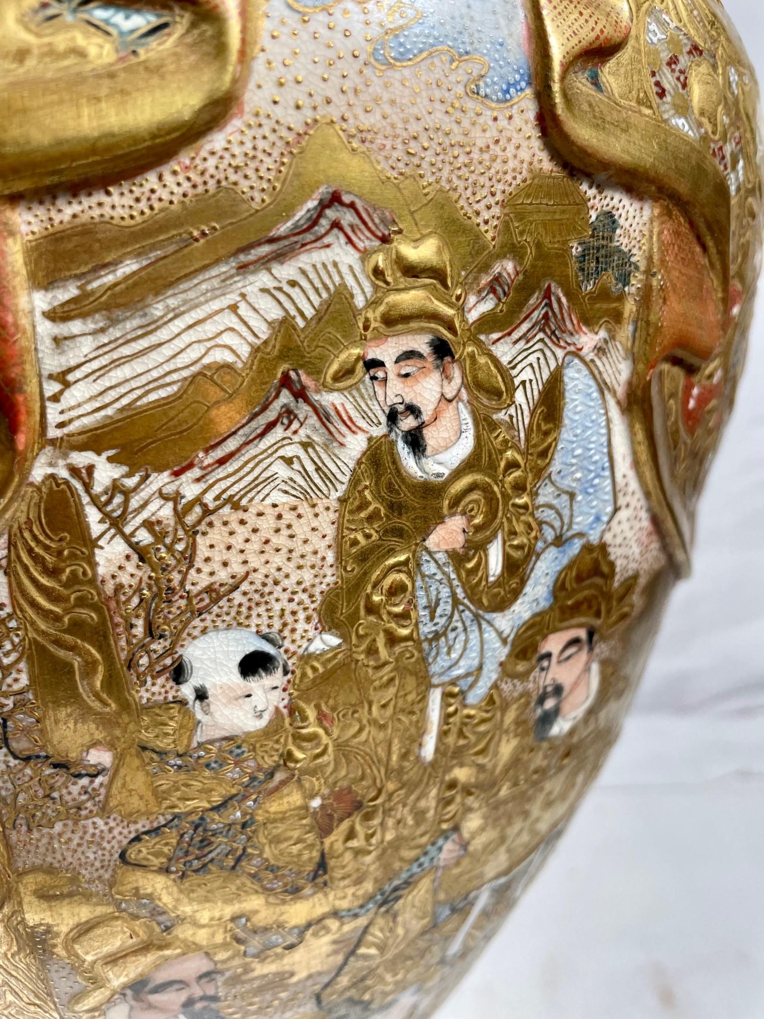 Grande et importante urne japonaise couverte de Meiji Satsuma avec chien Foo. en vente 3
