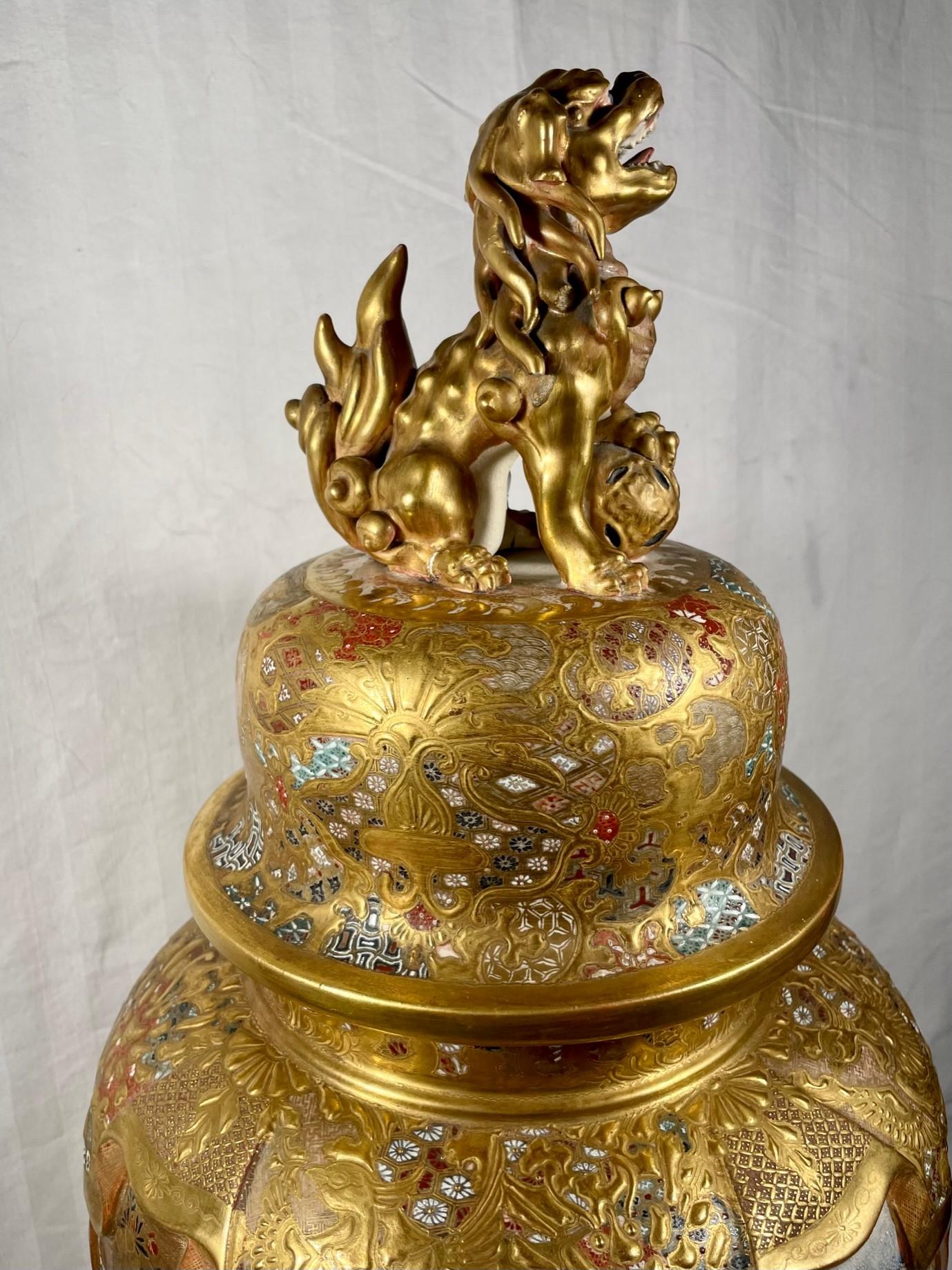 Grande et importante urne japonaise couverte de Meiji Satsuma avec chien Foo. en vente 7