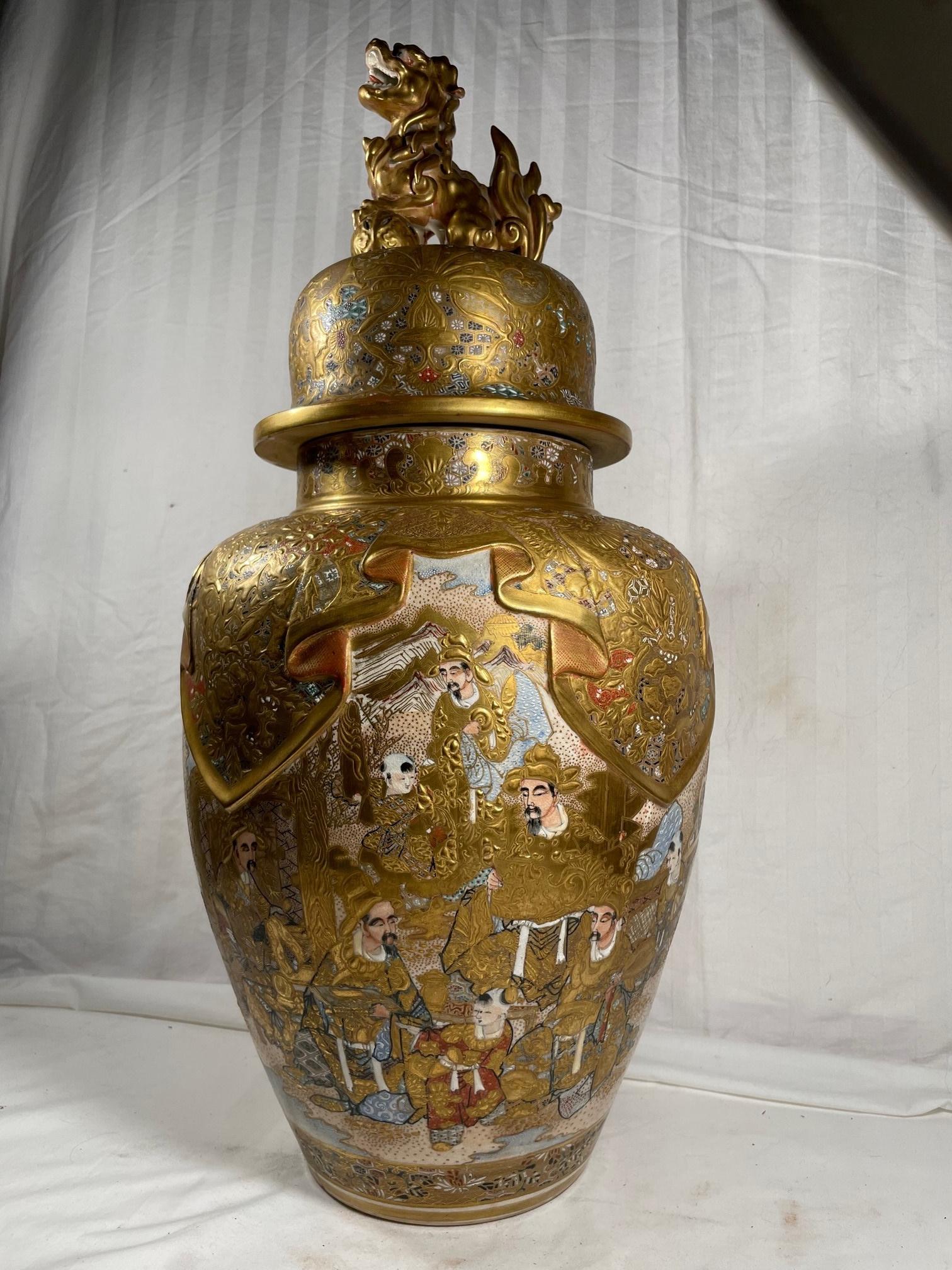 Grande et importante urne japonaise couverte de Meiji Satsuma avec chien Foo. en vente 11