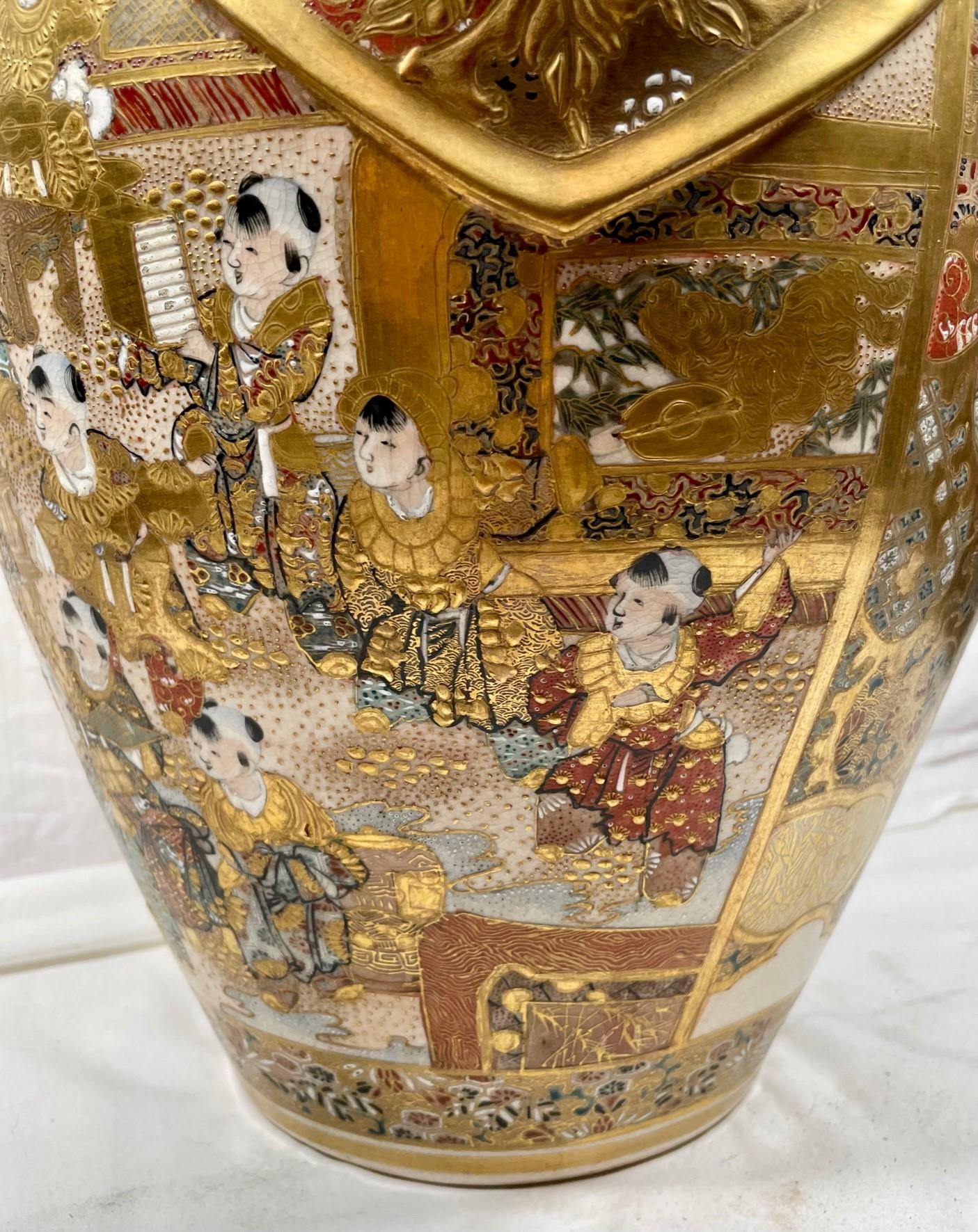 Grande et importante urne japonaise couverte de Meiji Satsuma avec chien Foo. Excellent état - En vente à Vero Beach, FL