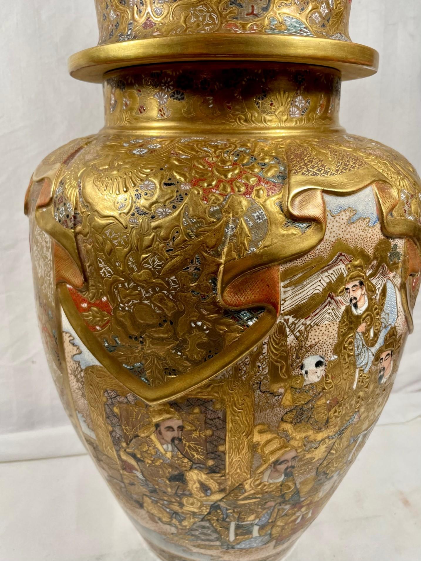 Porcelaine Grande et importante urne japonaise couverte de Meiji Satsuma avec chien Foo. en vente