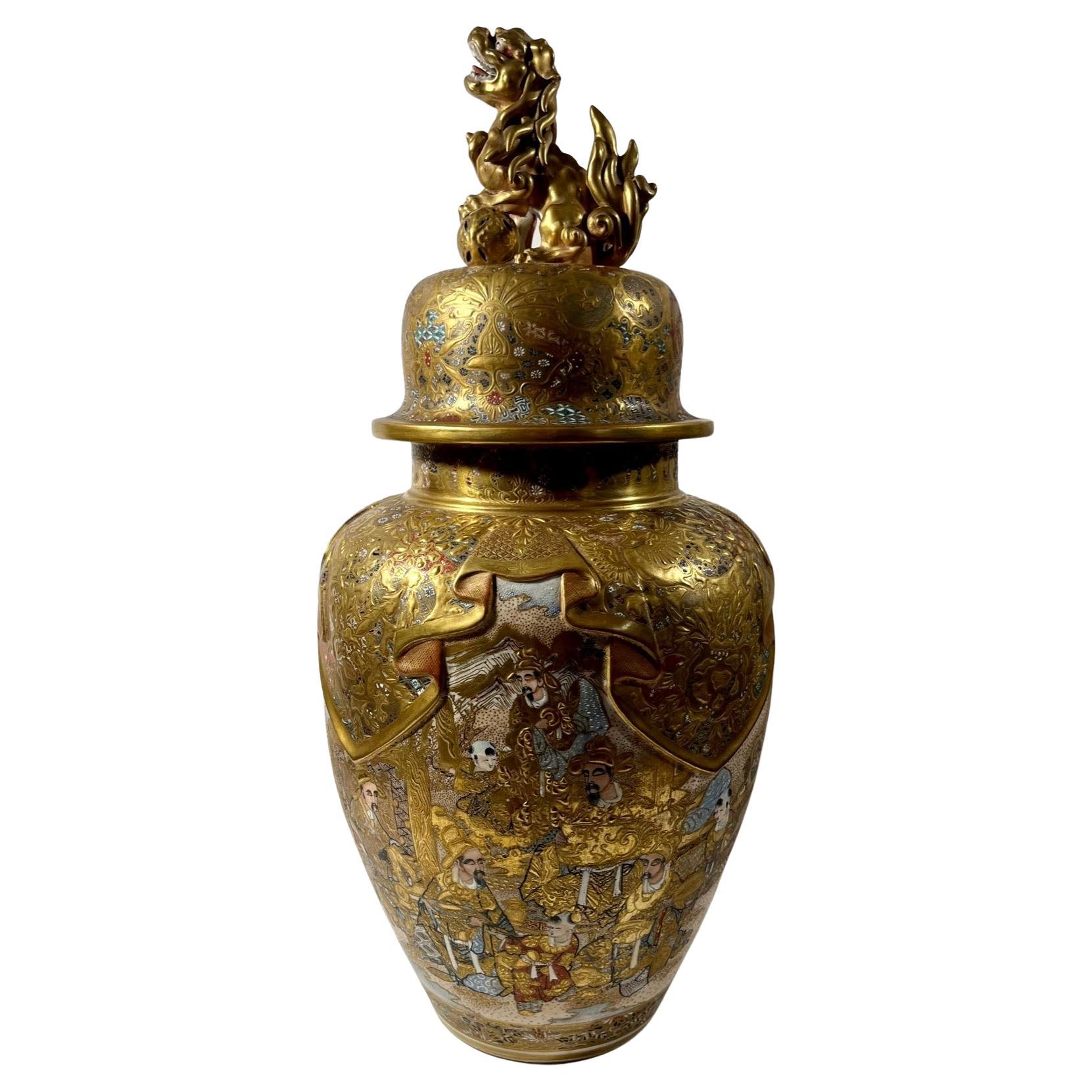 Grande et importante urne japonaise couverte de Meiji Satsuma avec chien Foo.