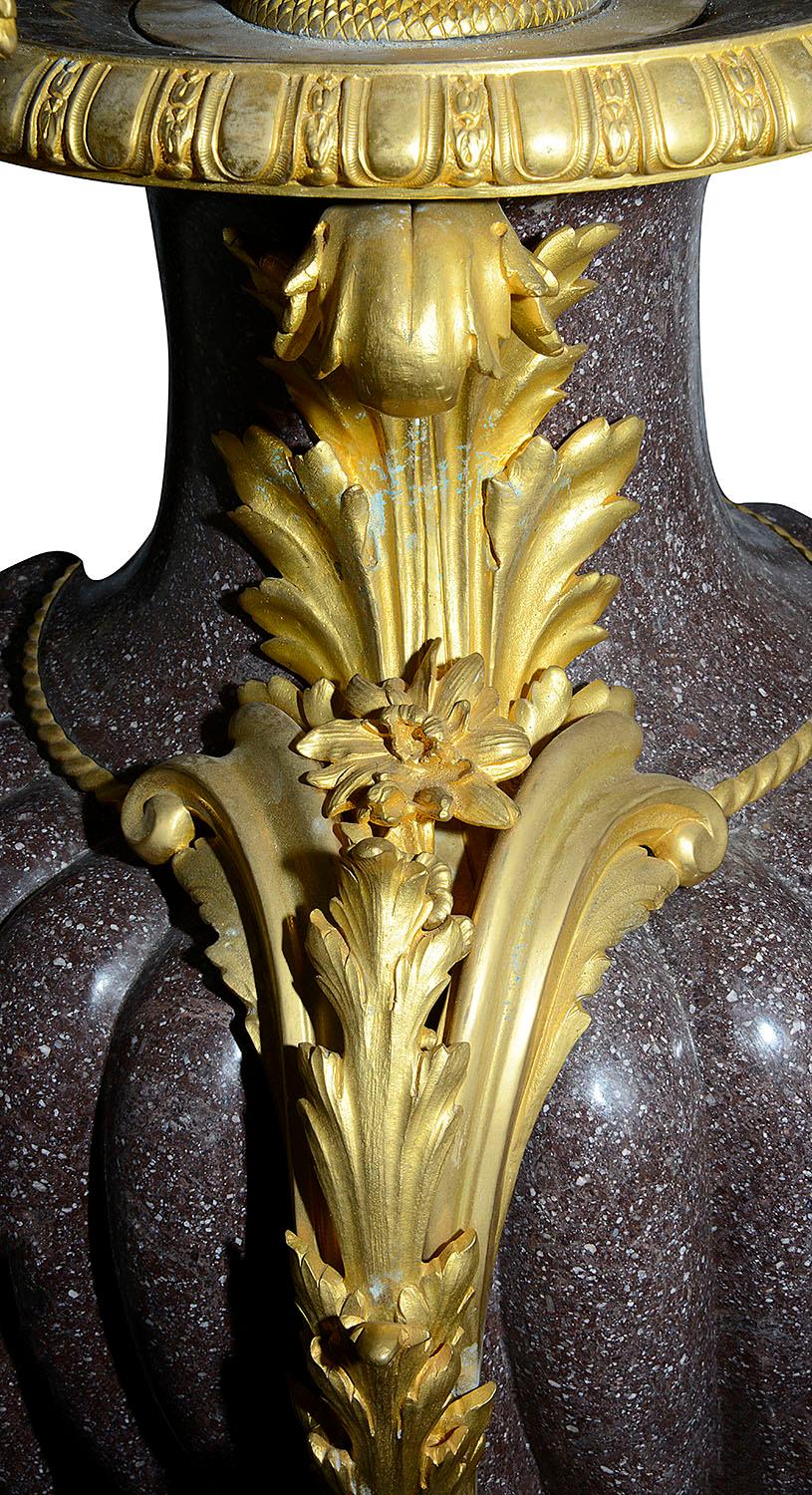 Großes bedeutendes Paar Porphyr- und Goldbronze-Kandelaber aus dem 19. Jahrhundert (Französisch) im Angebot