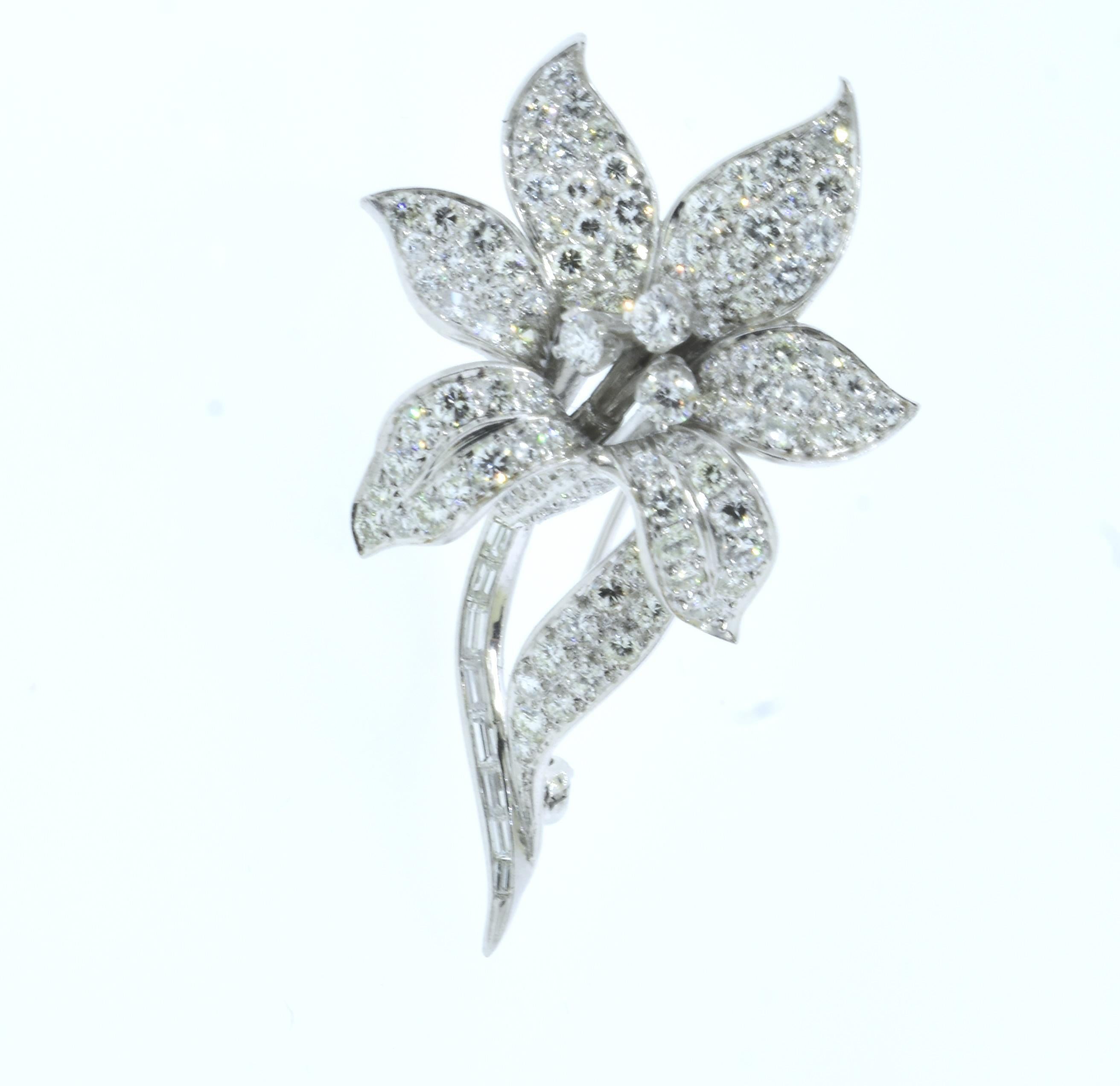 Grande et importante broche vintage à fleur exotique en platine et diamants, c. 1960 en vente 9