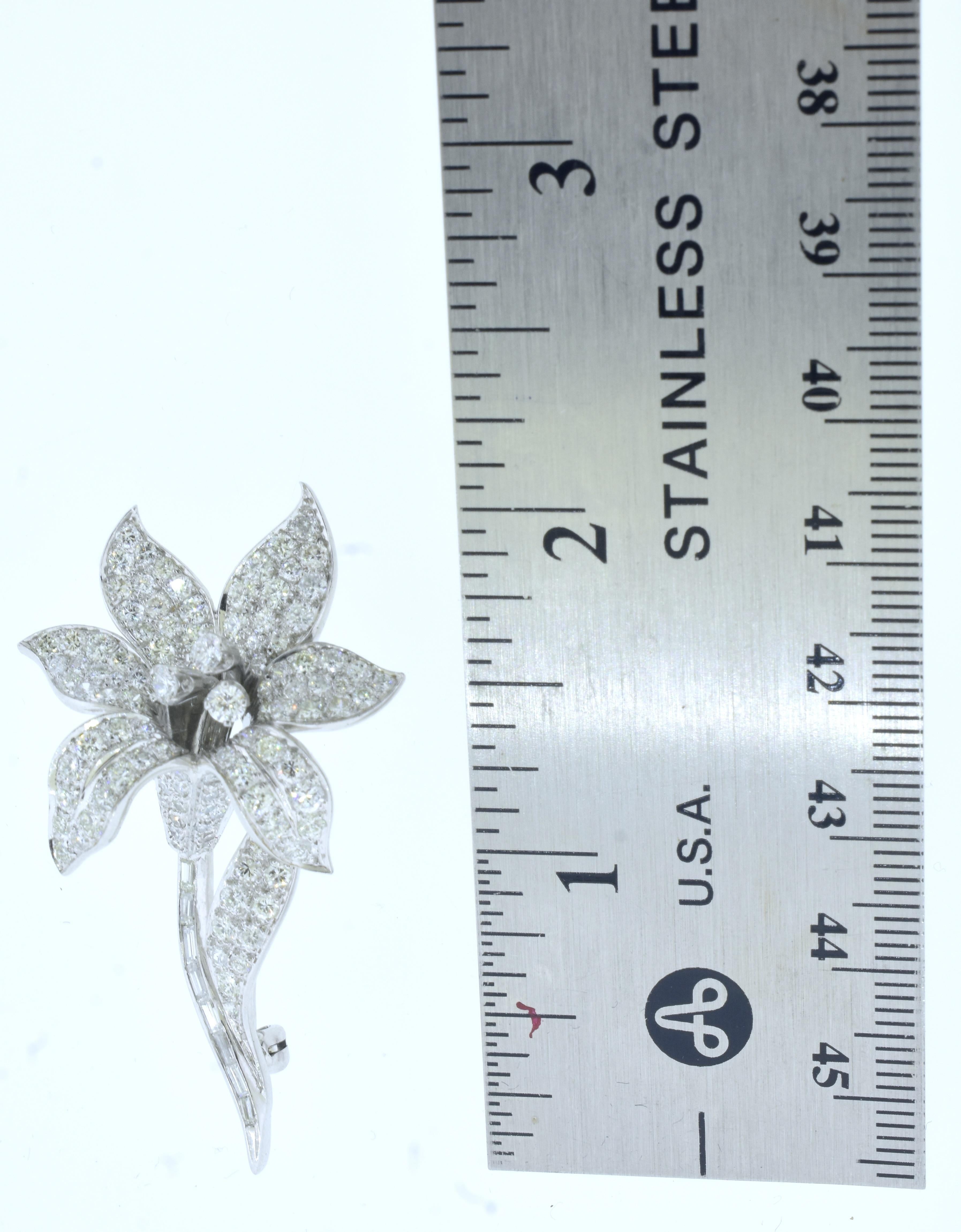 Grande et importante broche vintage à fleur exotique en platine et diamants, c. 1960 en vente 12