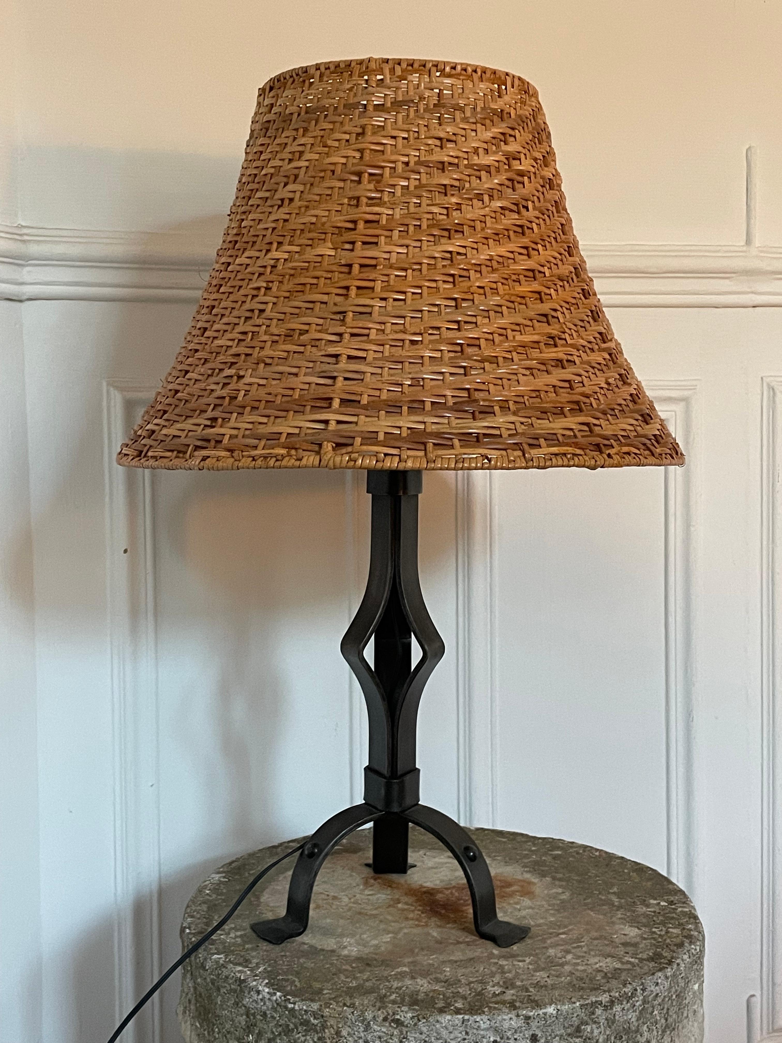Große, imposante schmiedeeiserne Lampe aus den 1950er Jahren.

Schweres Gewicht, Maße 63cm und 39cm ohne Schirm.
Persönliche Zustellung oder kostenlose Zustellung in Paris.