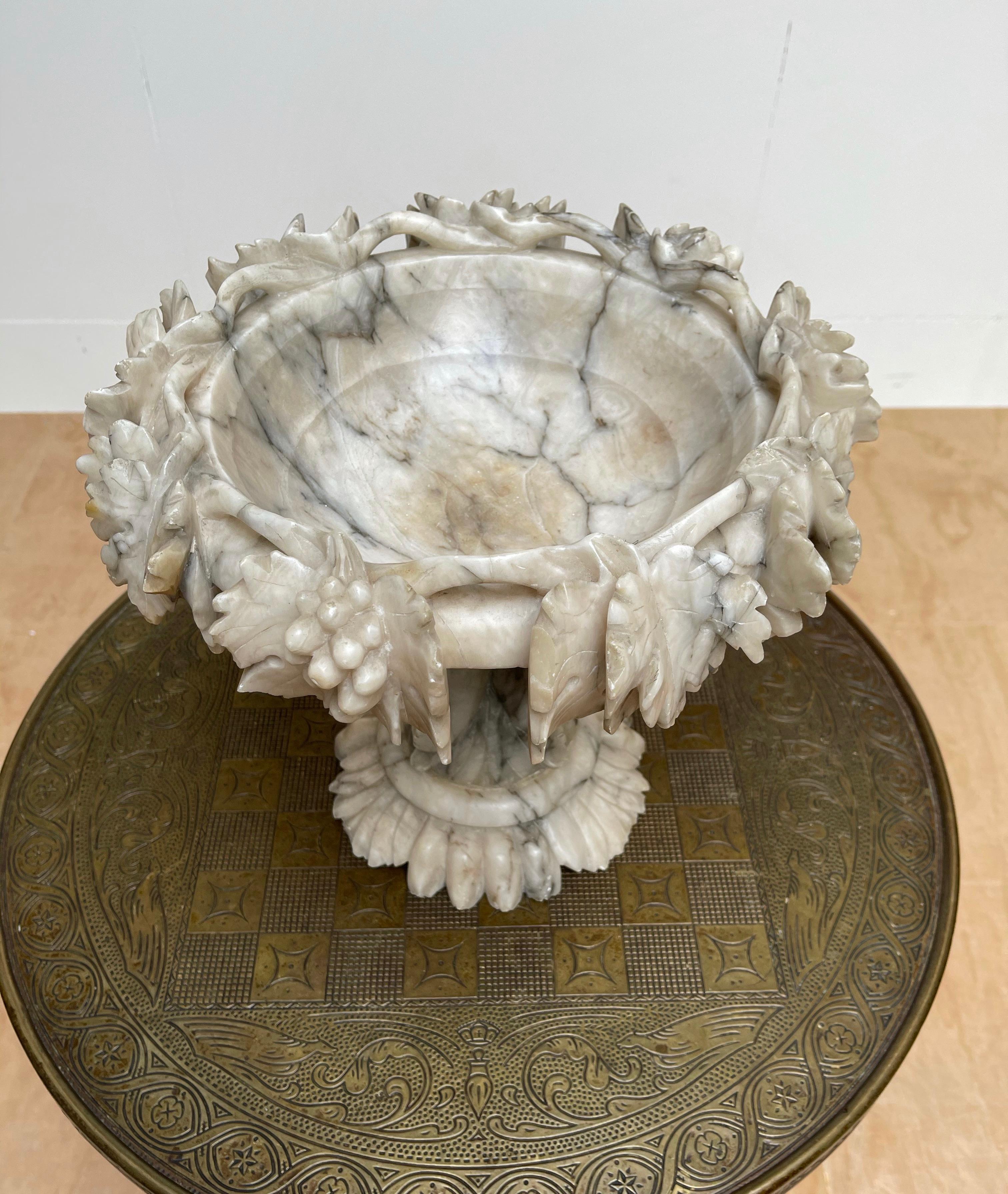 Large Impressive and Finely Carved Italian Antique Alabaster Ornamental Tazza In Good Condition In Lisse, NL