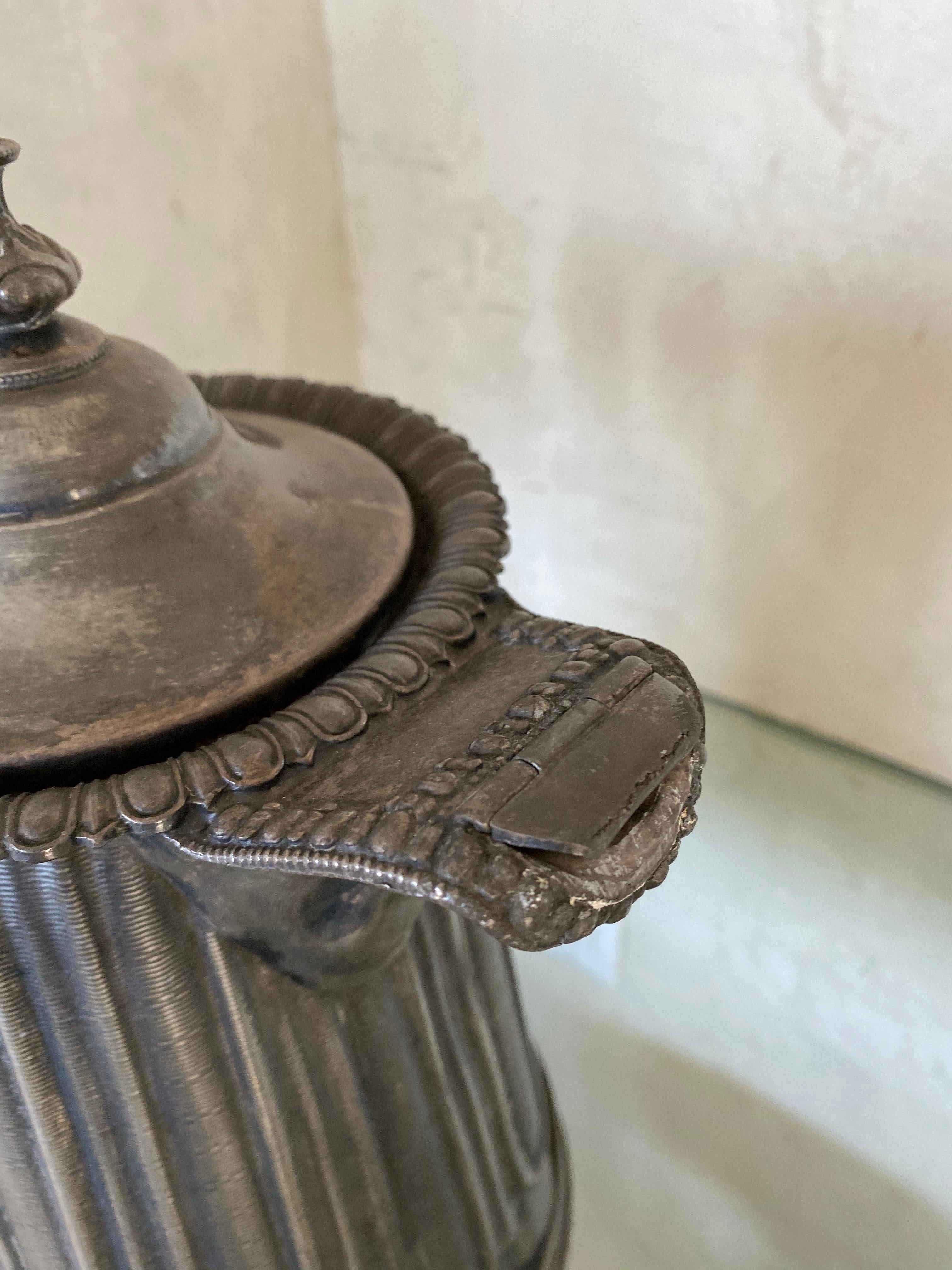Großer beeindruckender antiker Wasserkrug im Zustand „Starke Gebrauchsspuren“ im Angebot in Sheffield, MA