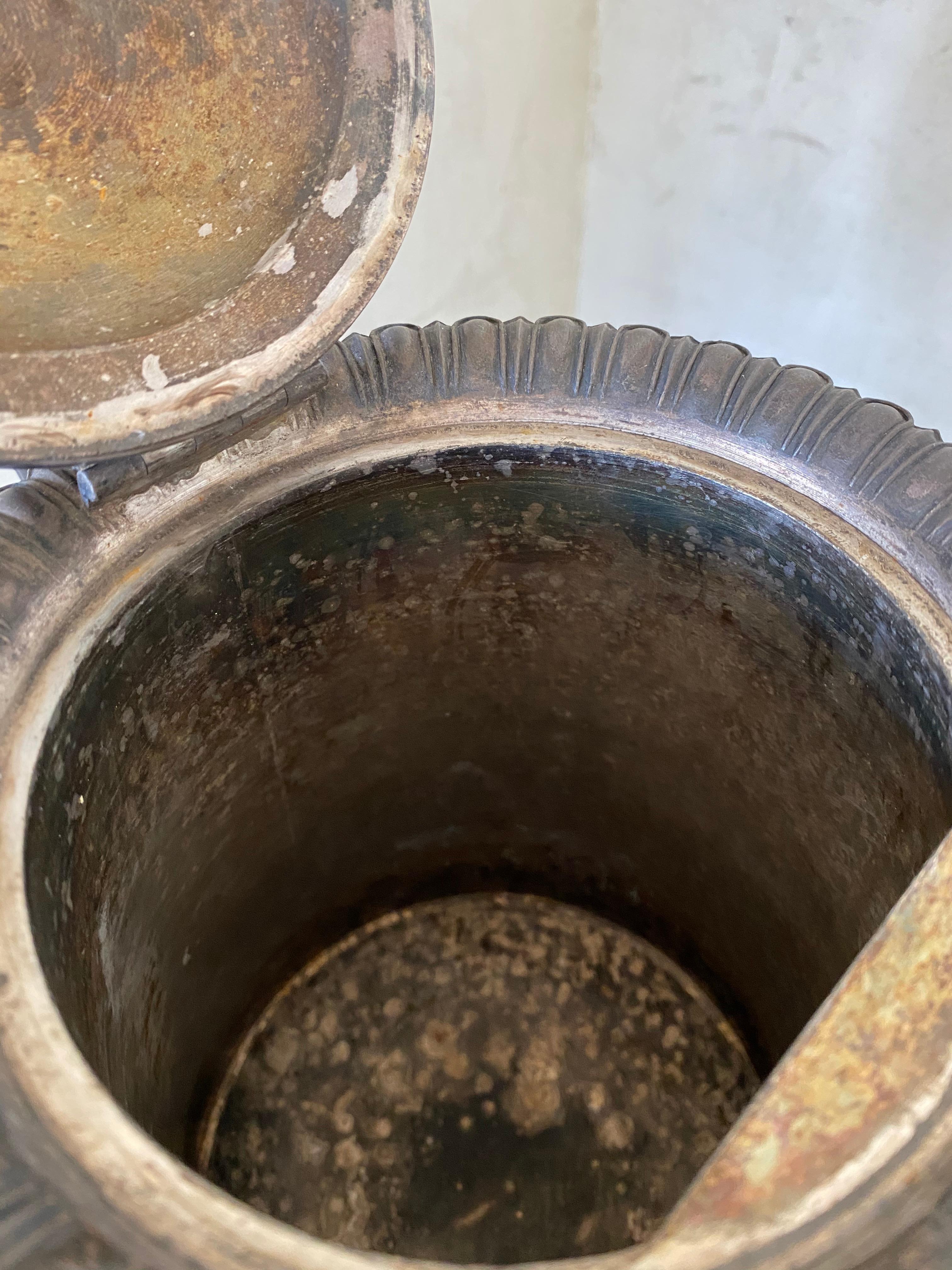 Gran jarra de agua antigua impresionante Metal en venta