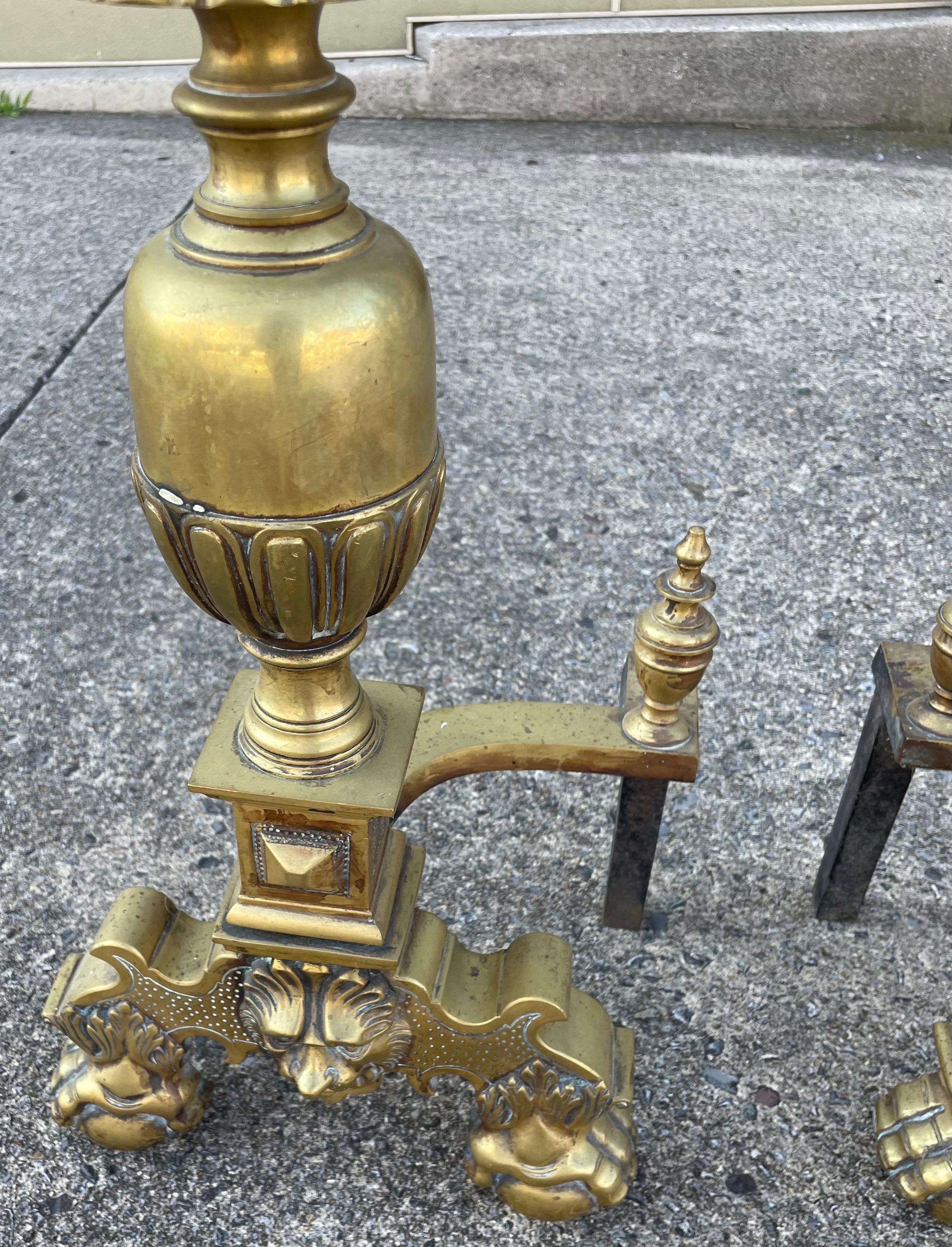 Grand andirons/chiens de feu/chenets en laiton avec têtes de lion Ball and Claw Feet en vente 3