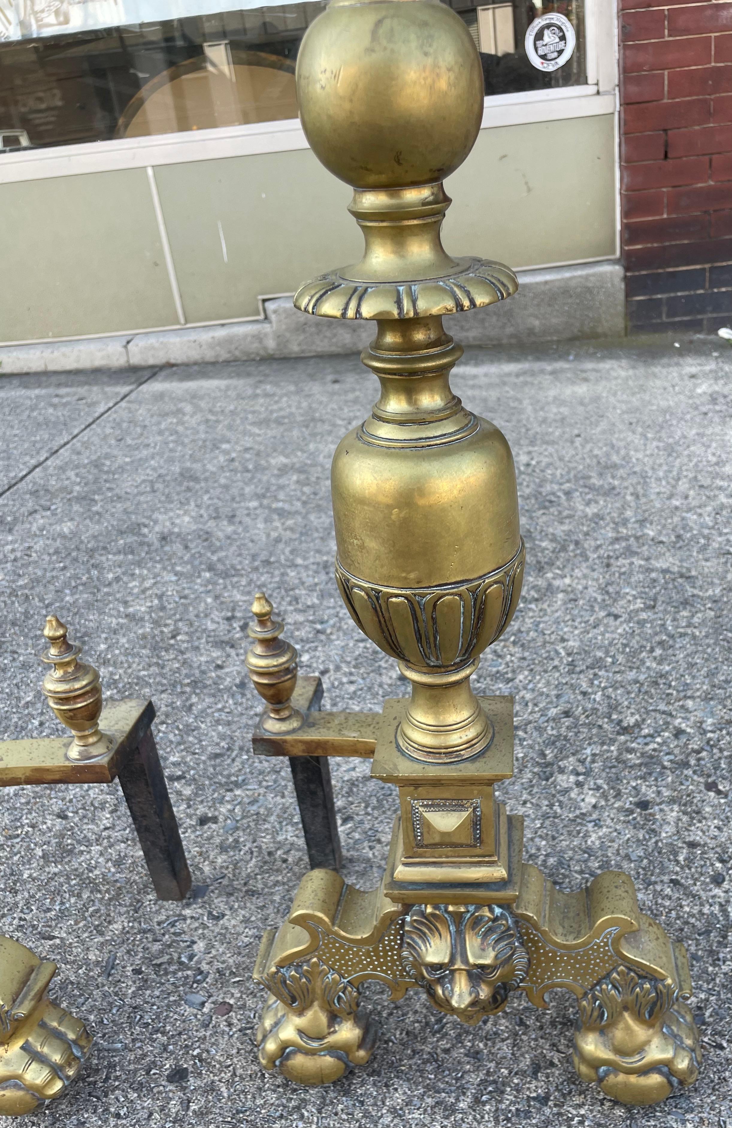 Grand andirons/chiens de feu/chenets en laiton avec têtes de lion Ball and Claw Feet en vente 4