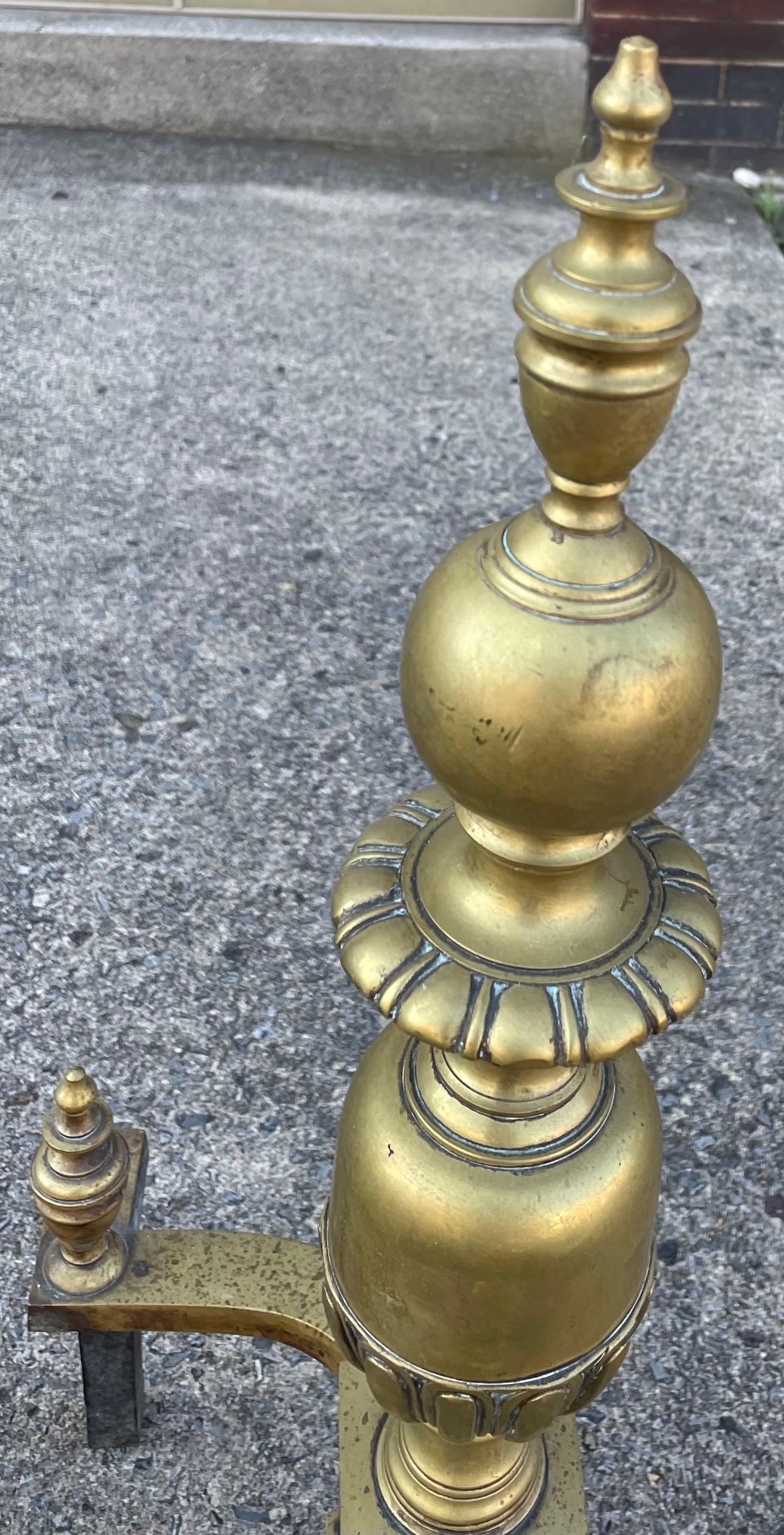 Grand andirons/chiens de feu/chenets en laiton avec têtes de lion Ball and Claw Feet en vente 5