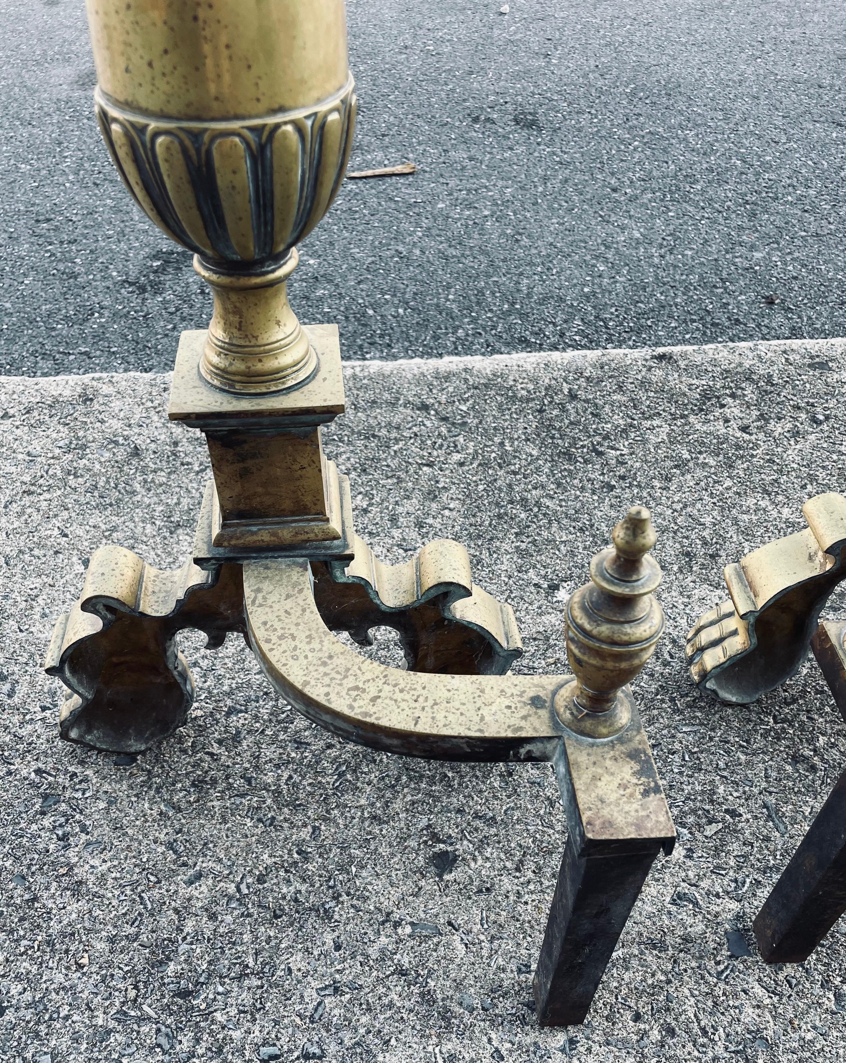 Grand andirons/chiens de feu/chenets en laiton avec têtes de lion Ball and Claw Feet en vente 8