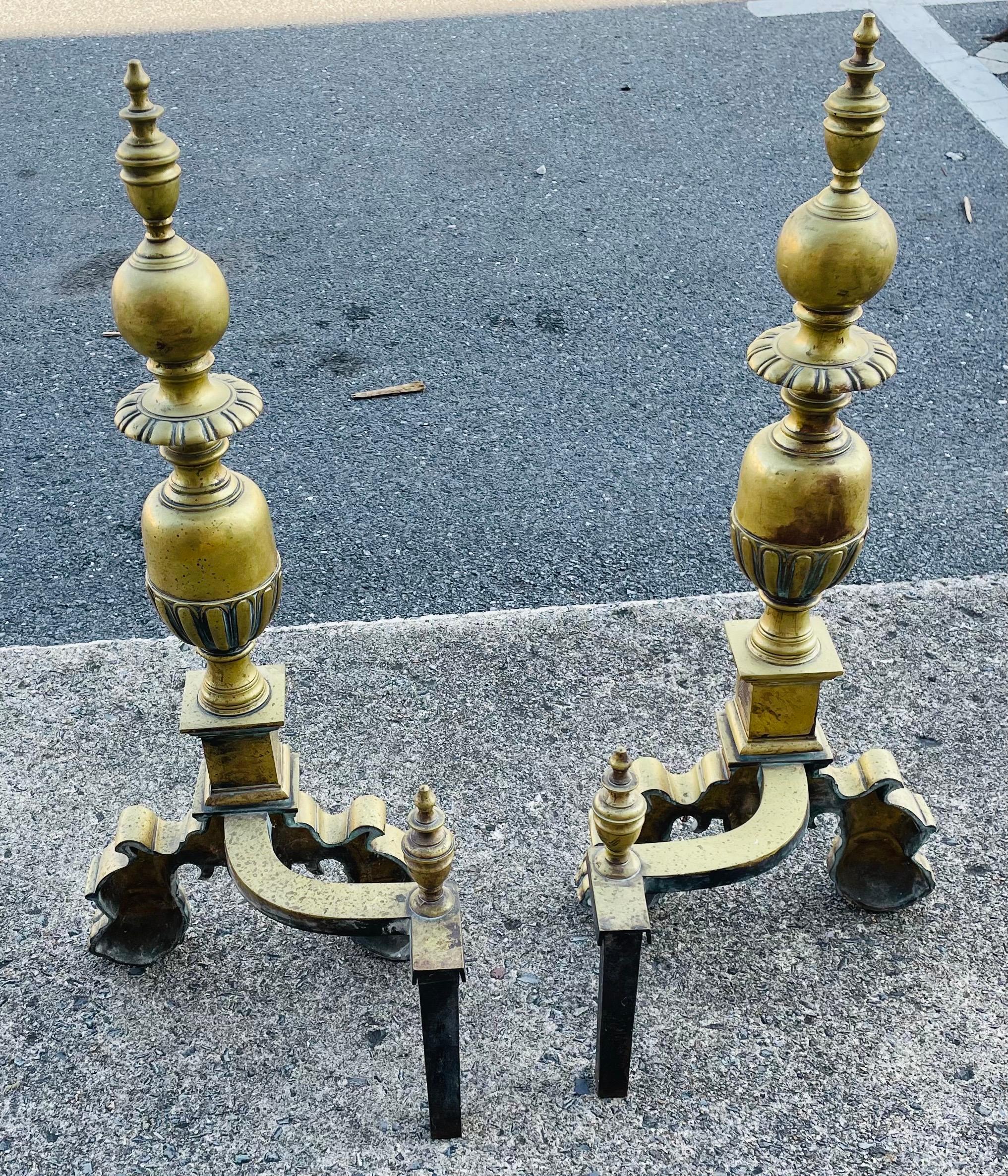 Grand andirons/chiens de feu/chenets en laiton avec têtes de lion Ball and Claw Feet en vente 11